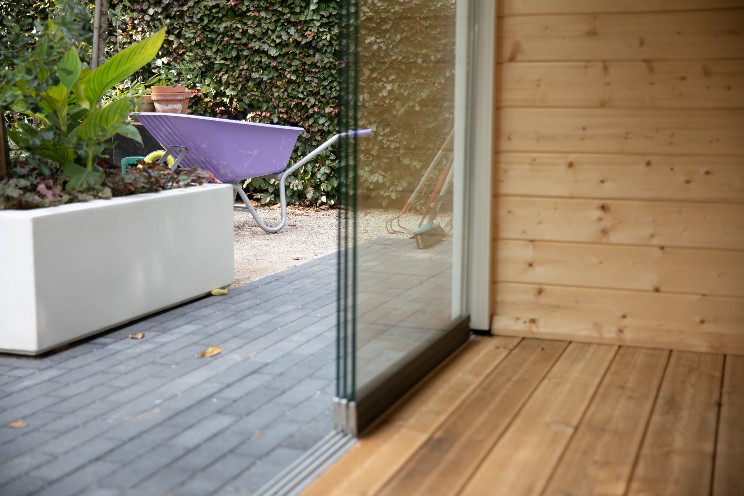 Urbanes Flachdach-Loungehaus, rahmenlose Verglasung; dämmbar, modulare Ausstattung, ideal für jeden Garten.