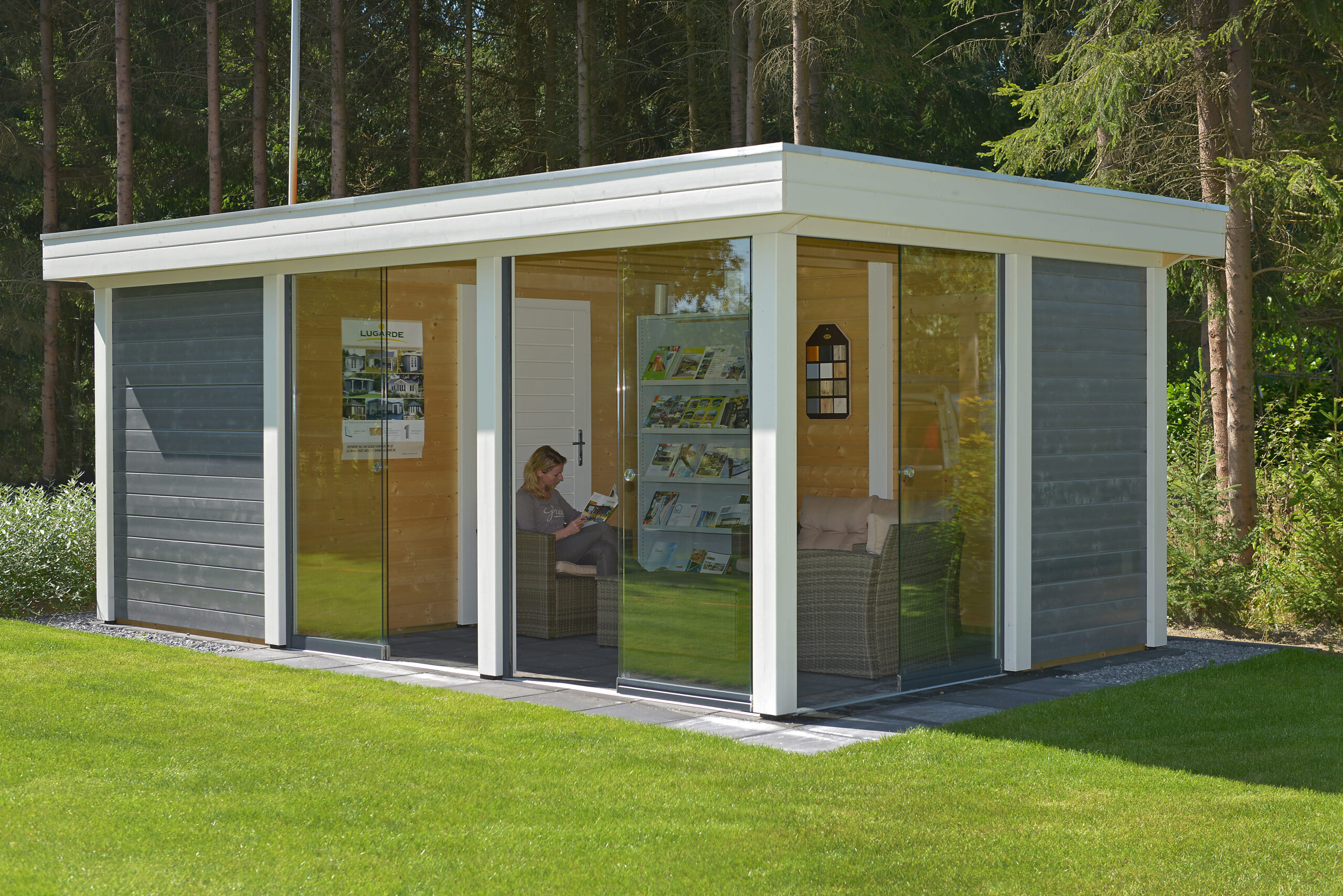 Gartenhaus mit Flachdach und Lounge-Bereich, lichtdurchflutet; dämmbar, zahlreiche Gestaltungsoptionen, familientauglich.