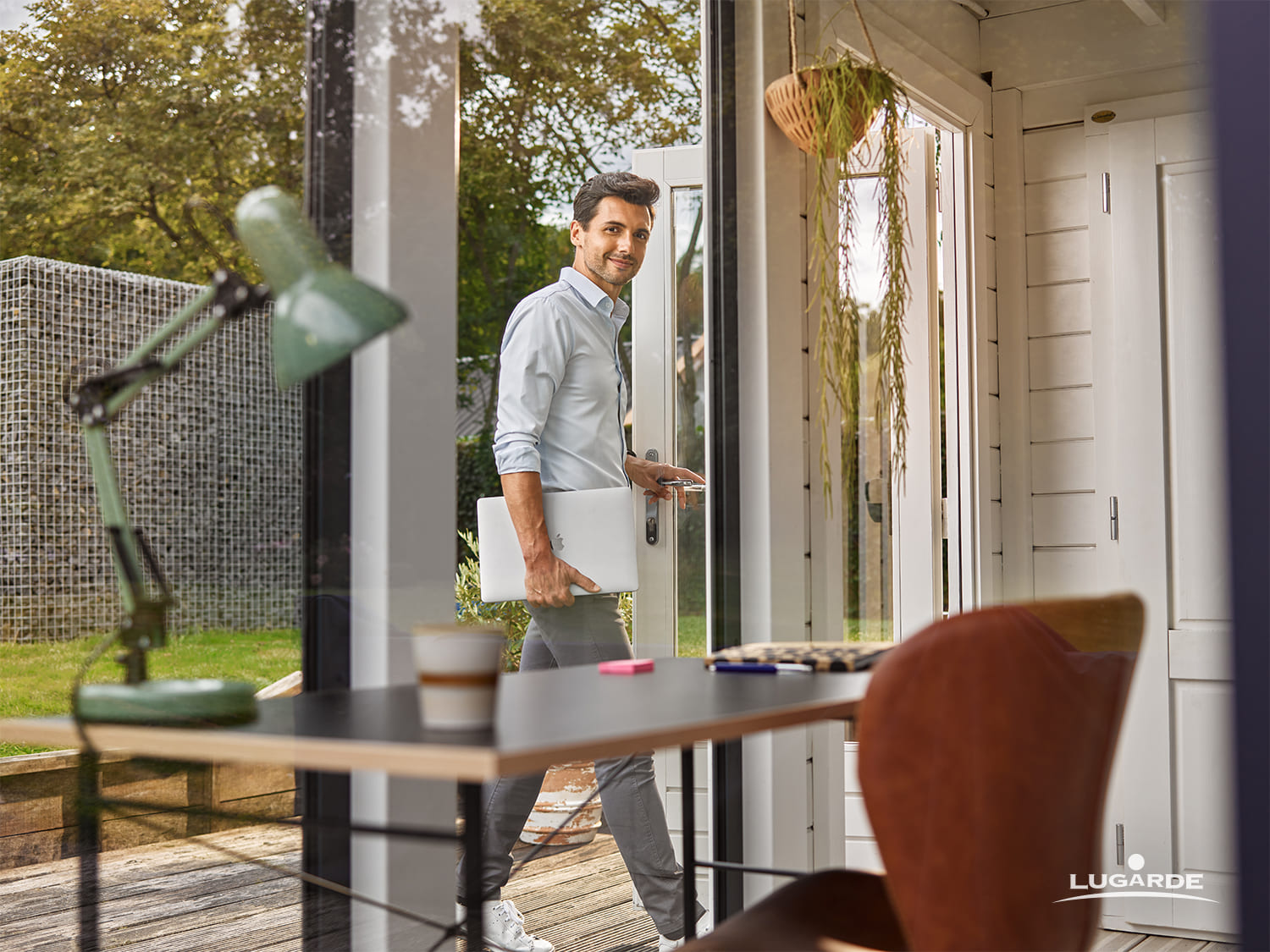 Modernes Home-Office von Lugarde mit Glasfassade, lichtdurchflutet, Schiebetüren, Gartenstudio für konzentriertes Arbeiten.