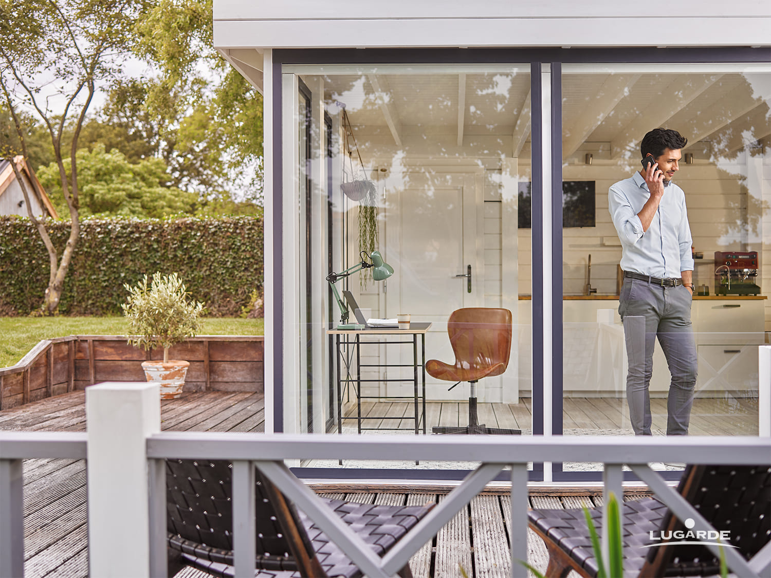 Büro-Gartenhaus von Lugarde mit raumhohen Fenstern, lichtdurchflutet, Glasfront, kreativer Workspace im Grünen, modern, edel.