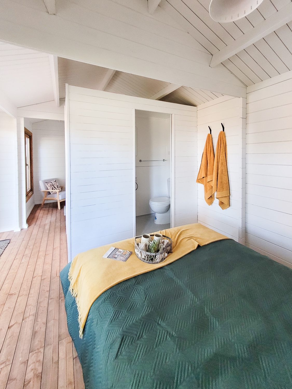 Tiny Haus Innen von Lugarde, Schlafloft mit Treppe, Holz und Glas, warmes Licht, ruhiger Rückzugsort – zeitlos und edel.