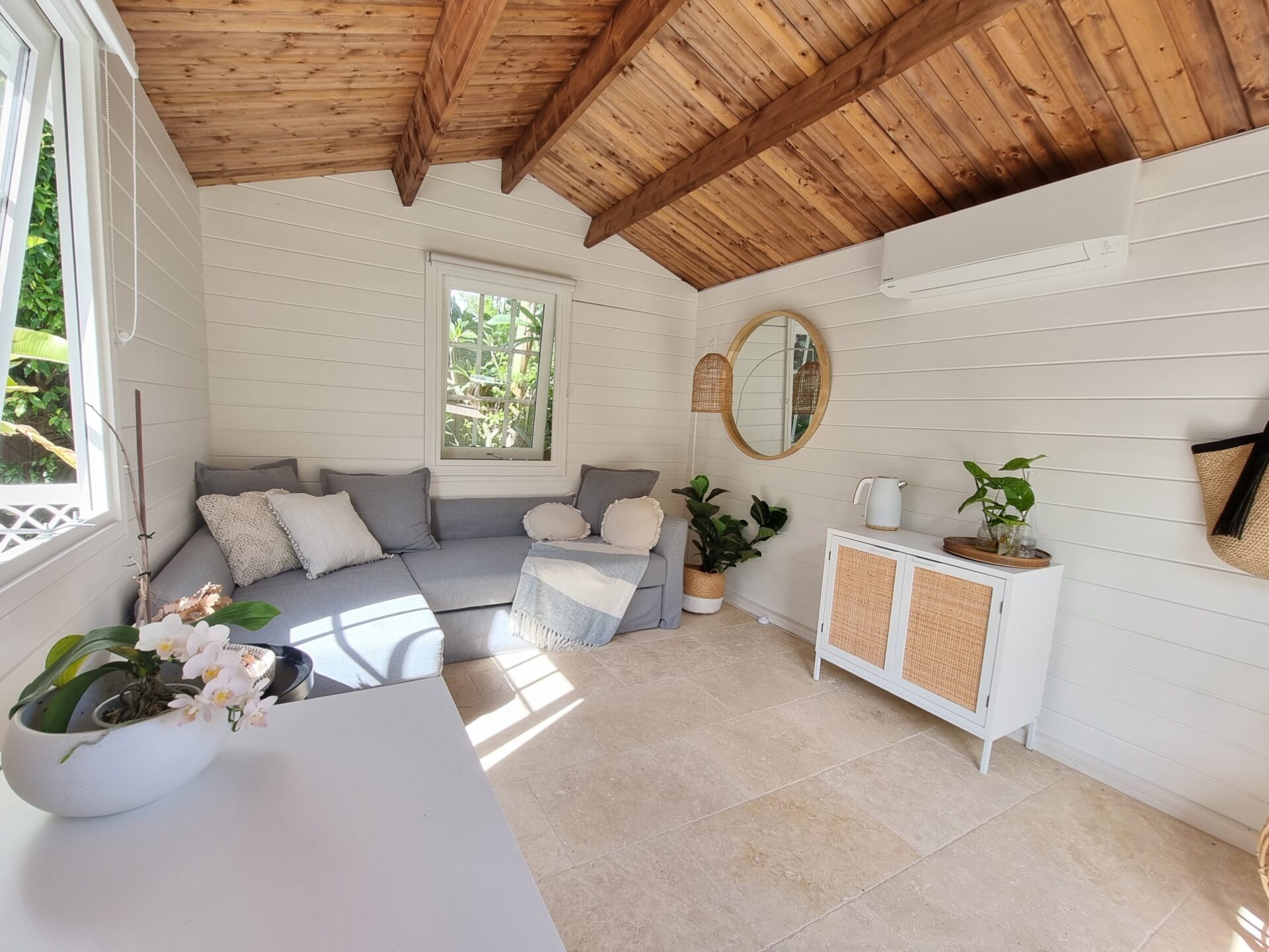 Tiny Haus Familienraum von Lugarde, flexible Möbel, Glasfront, Essplatz, Sofa und Stauraumkisten – freundlich und modern.