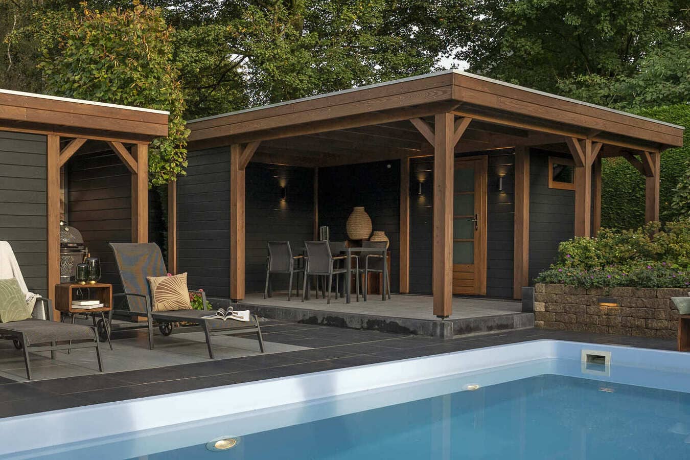 Poolhaus und Badepavillon am Wasser vom Lugarde-Center, mit Stauraum, Umkleide und schattigem Ruhebereich.