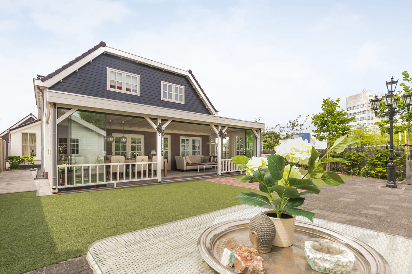 Wohnanbau als seitlicher Trakt vom Lugarde-Center, erweitert den Wohnraum mit Blick in den Garten und viel Licht.