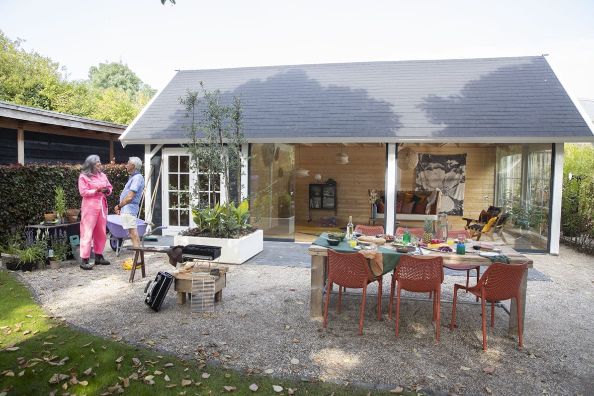 Lugarde Garten-Wohnzimmer mit Kaminoption, Glasfront, endbehandelt, maßgefertigt, behagliche Lounge, hochwertig, edel.