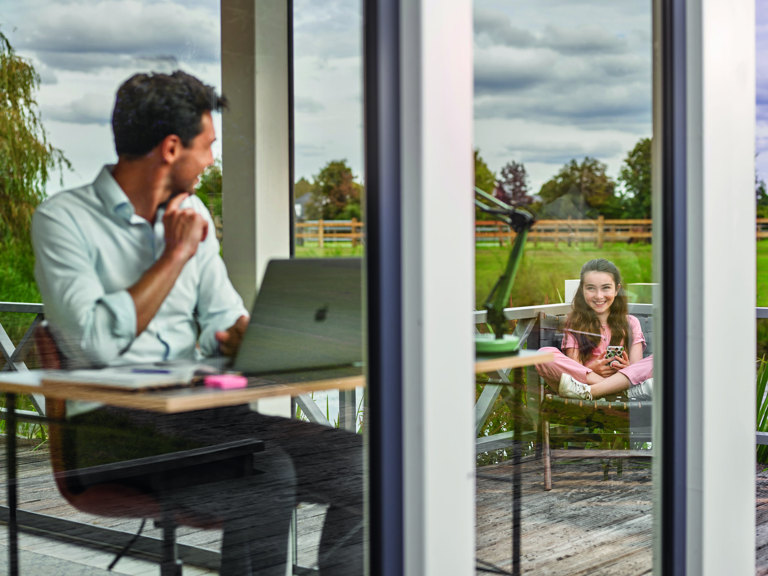 Freistehendes Home-Office von Lugarde mit Glasfassade, lichtdurchflutet, ruhiger Rückzugsort, produktiv, ästhetisch, edel.