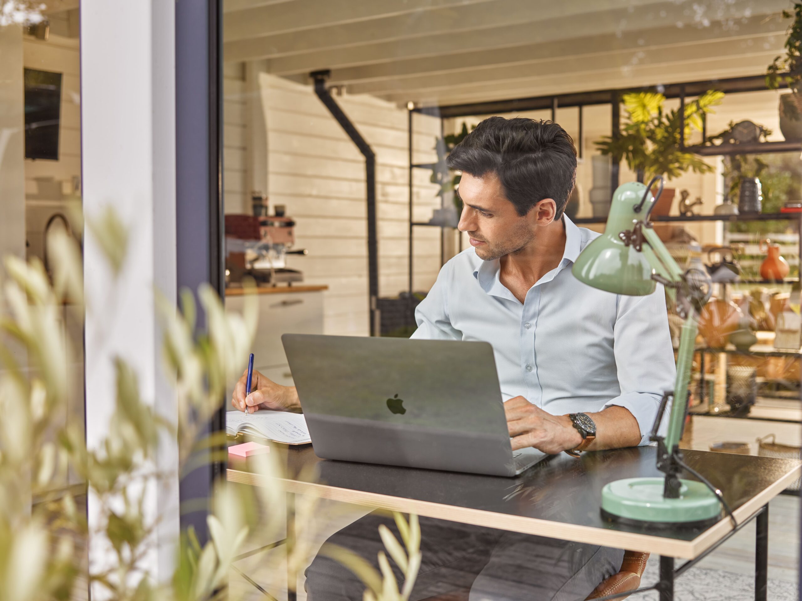 Lugarde Home-Office aus Holz mit großen Fensterflächen, lichtdurchflutet, Glasfront, ergonomischer Arbeitsplatz, stilvoll.