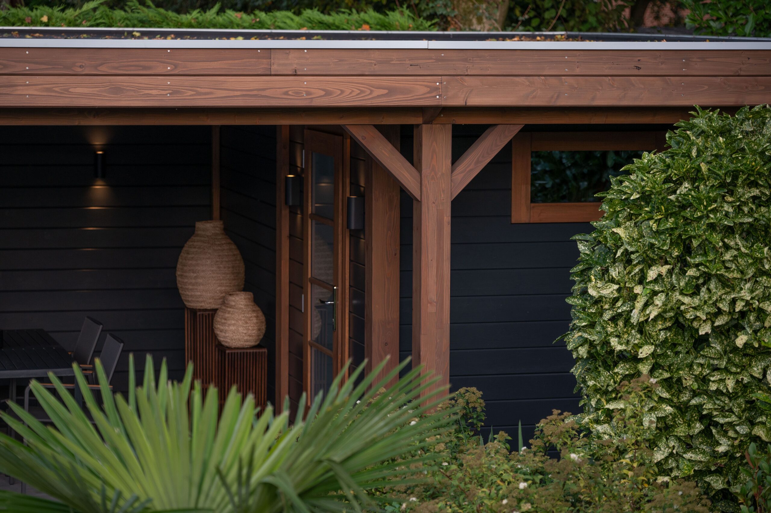 Moderne Gartenlounge von Lugarde mit Lamellen und Veranda, viel Glas, windgeschützt, stilvolle Relaxzone im Garten, edel.