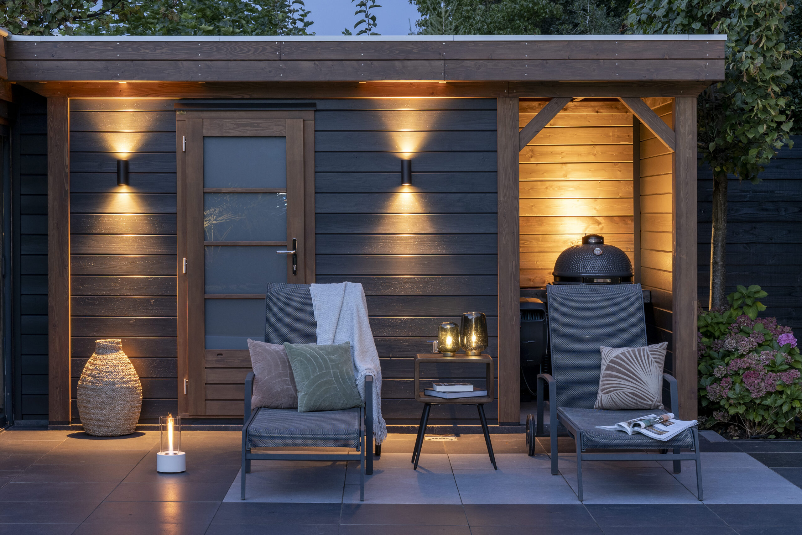 Detail eines Lugarde Gartenhauses am Abend