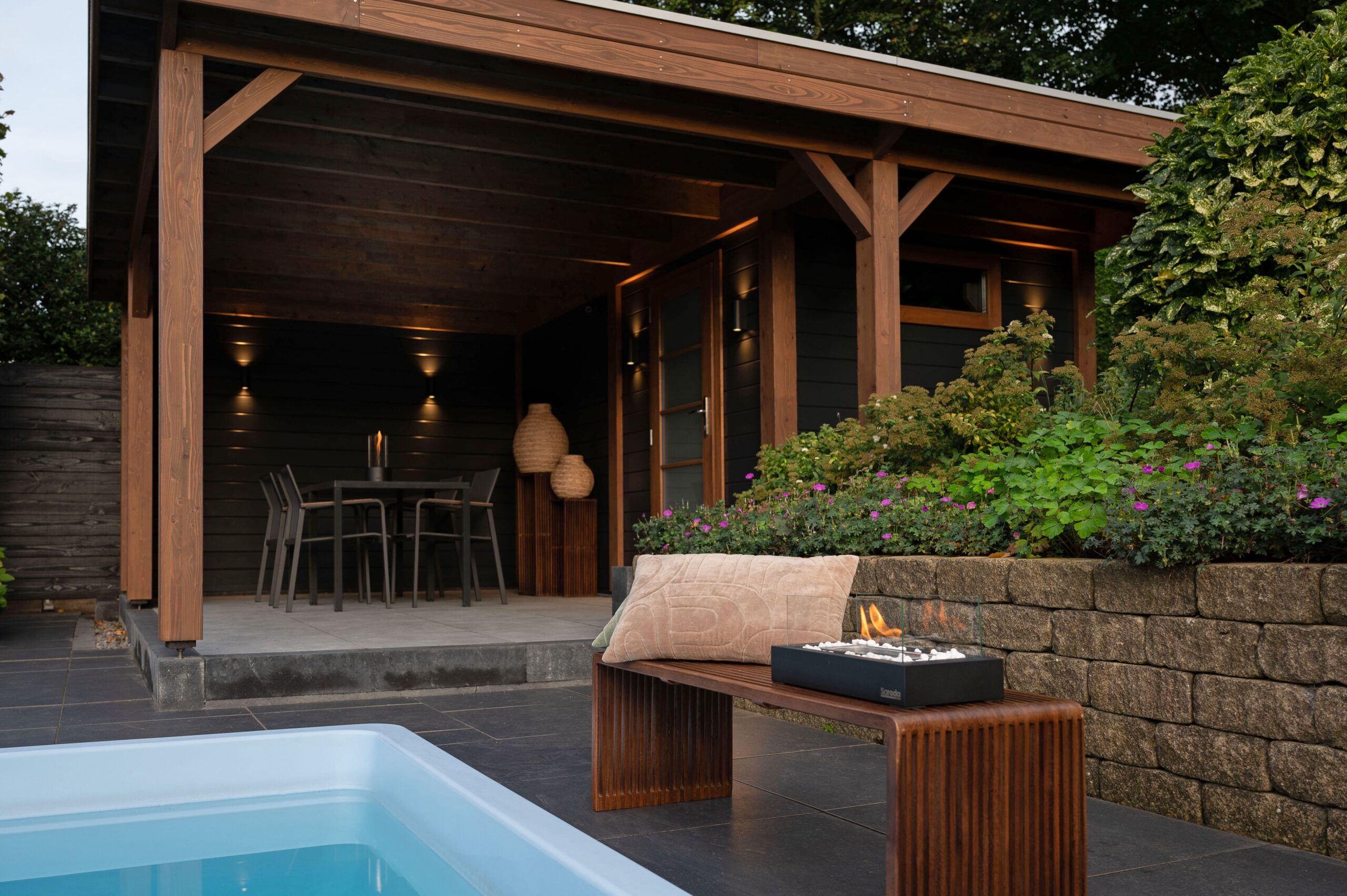 Modernes Lugarde Poolhaus, elegante Architektur, Glasfront, Lounge-Bereich, wetterfest, pflegeleicht, Design, edel, modern.