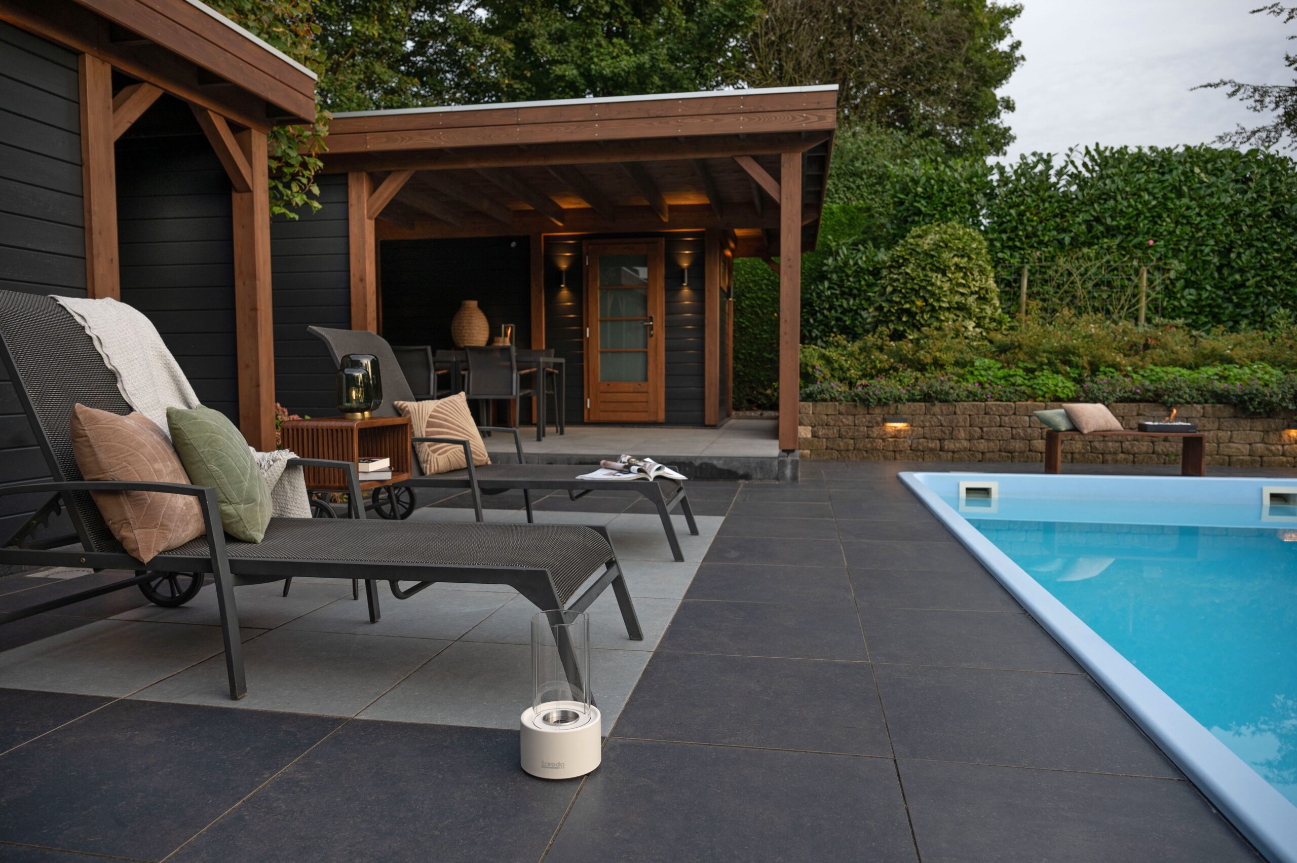Modernes Loungehaus von Lugarde, ab Werk schwarz geölt, maßgefertigt in Spitzenqualität, passend für jeden Garten. Edel.