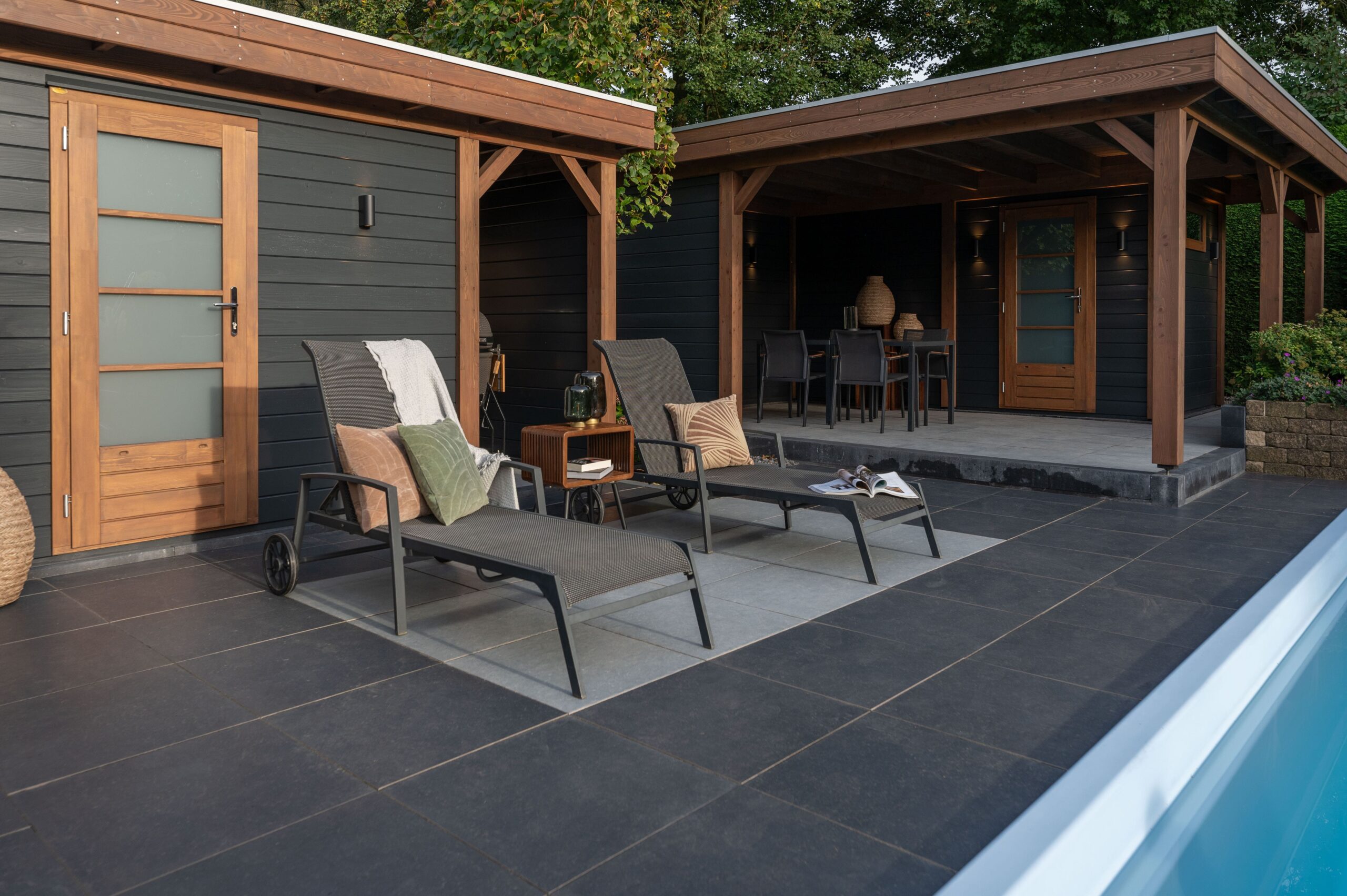 Poolhaus Studio von Lugarde, elegante Linien, moderne Schiebetüren, Lounge-Charakter, wetterfest, langlebig, edel, modern.