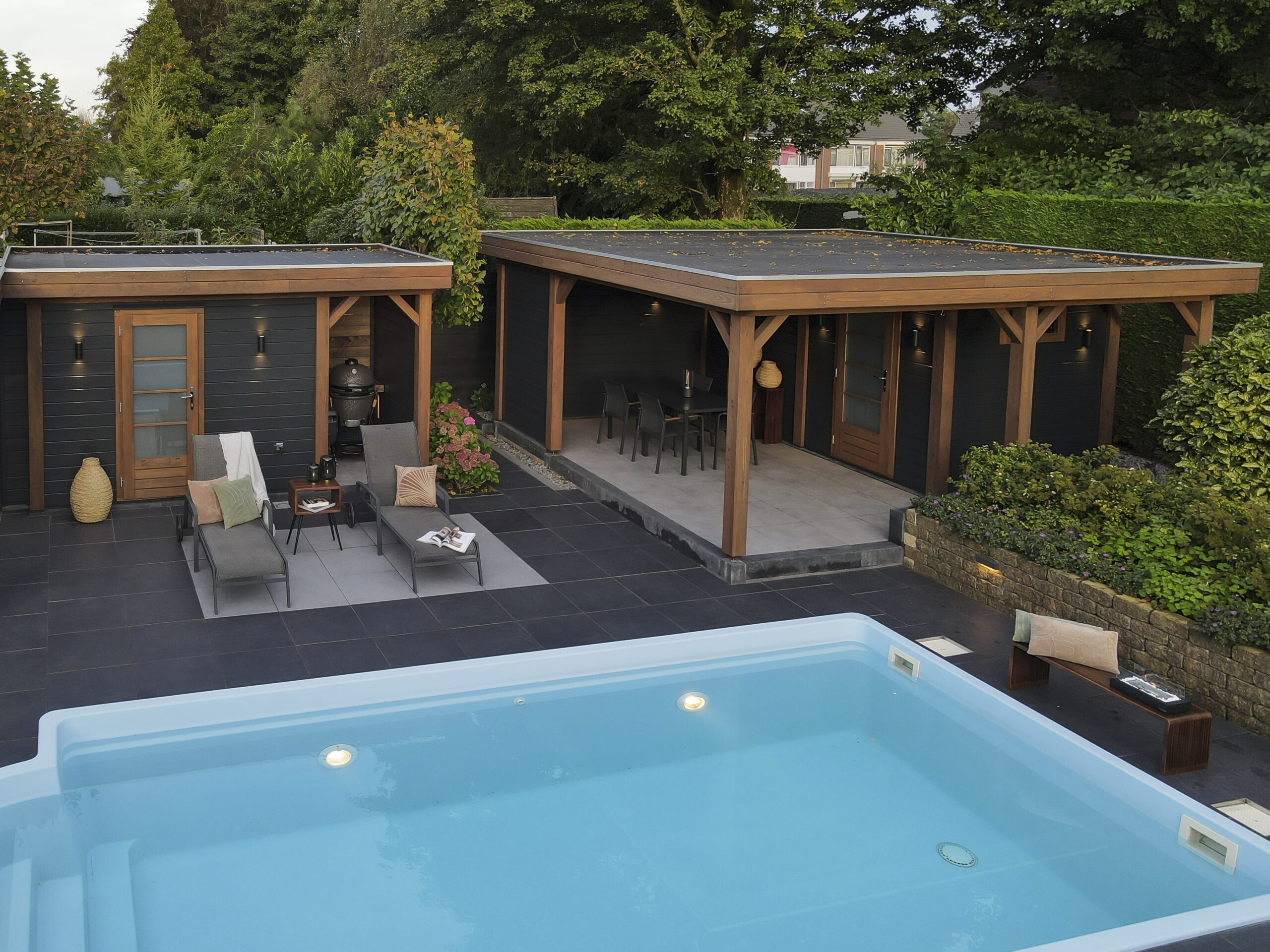 Modernes Pool-Haus von Lugarde, viel Glas, elegante Linien, Lounge-Charakter, Stauraum, Technik verborgen, hochwertig, edel.
