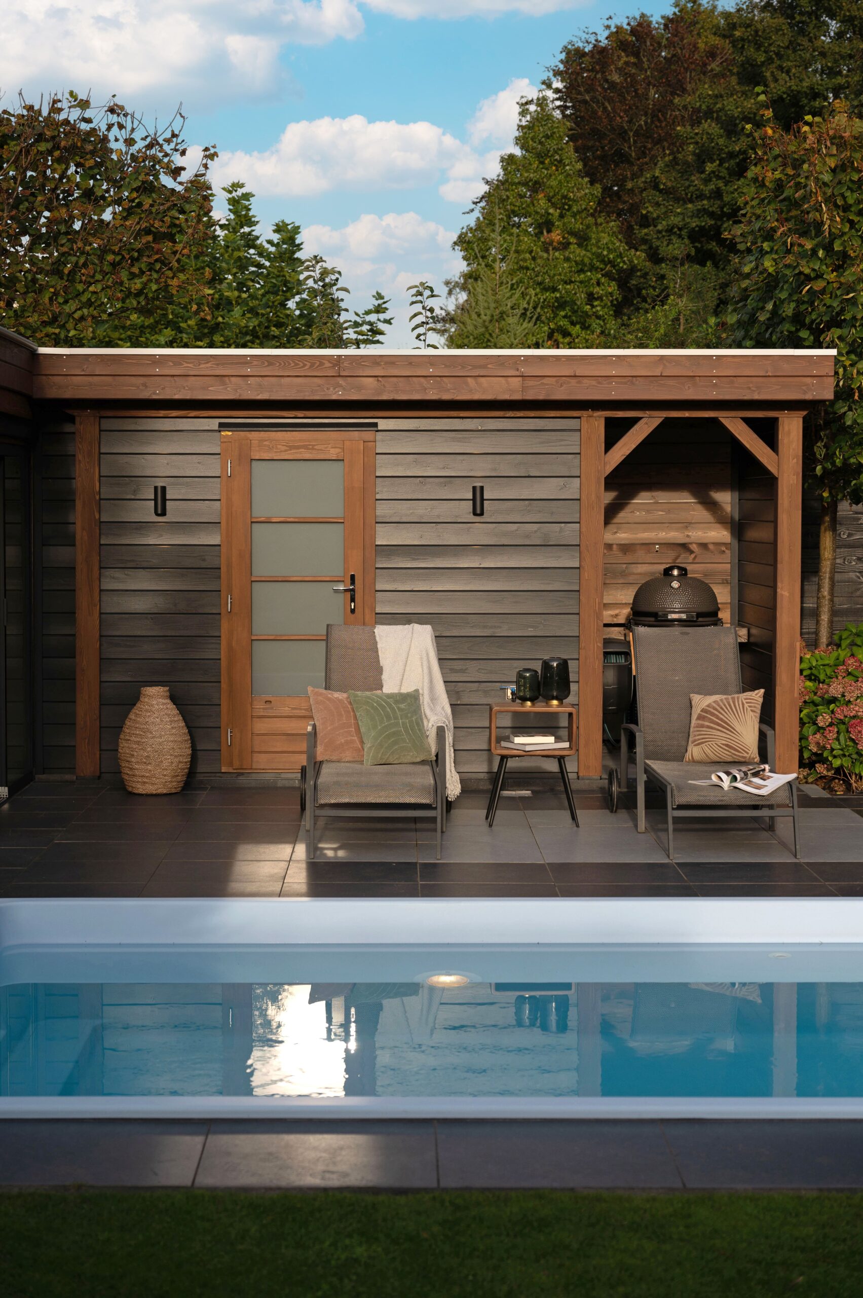 Zeitlose Pool Lounge von Lugarde, breite Glasfront, Lounge-Bereich mit Schatten, wetterfest, dezente Eleganz, langlebig.