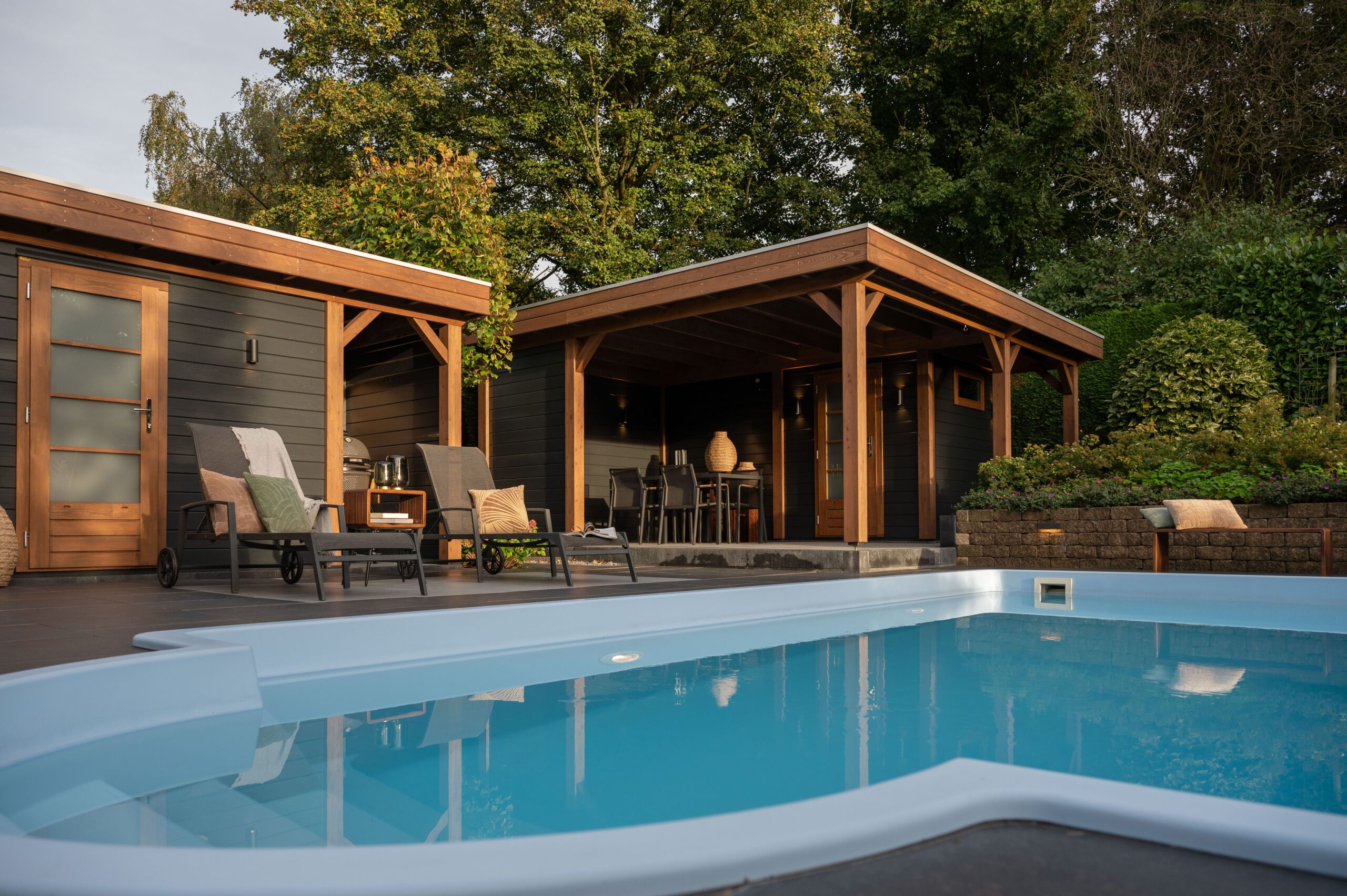 Komfortable Gartenlounge von Lugarde mit Schiebetüren, Lamellen und Regenrinne, ruhige Zone, modernes Design, wetterfest.
