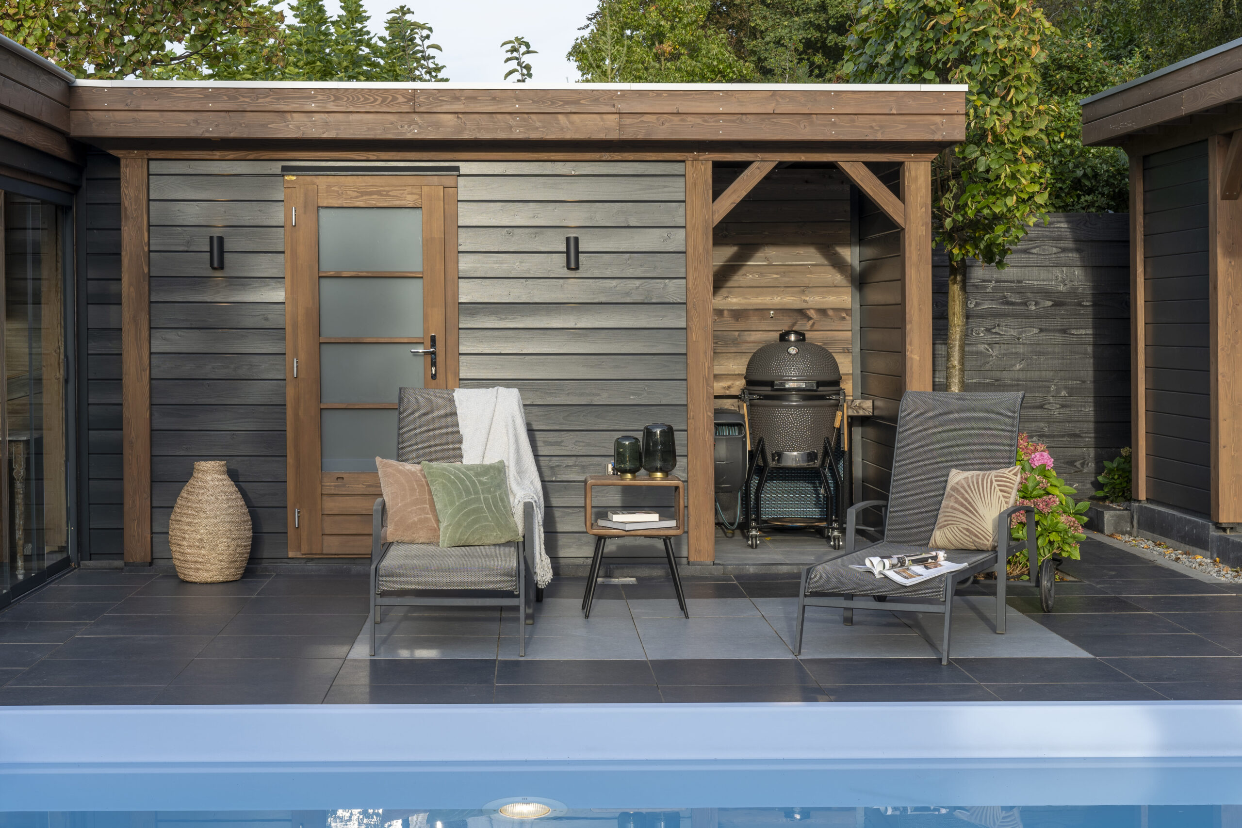 Zeitloses Loungehaus von Lugarde, ab Werk schwarz geölt, maßgefertigt, Spitzenqualität, passend für jeden Garten. Edel Neu.