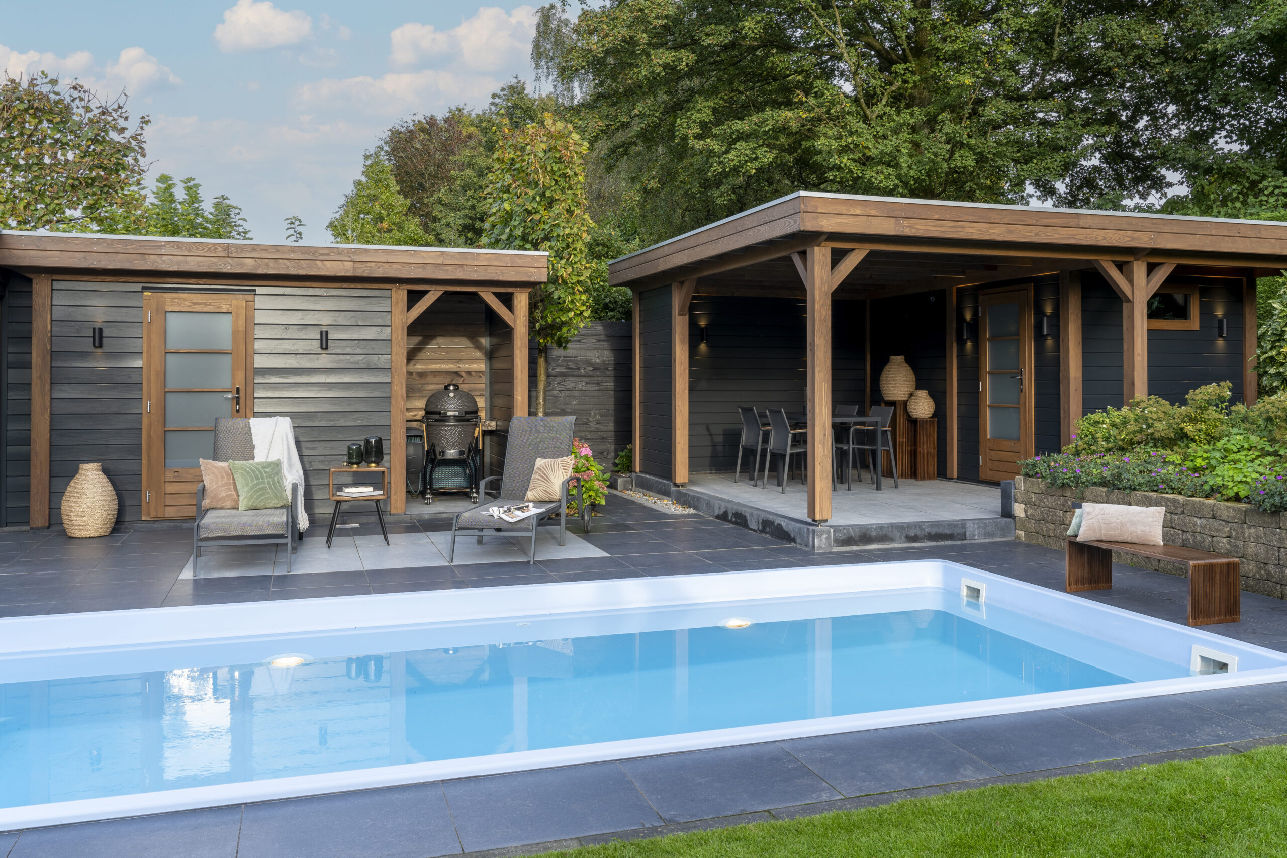 Gartenlounge von Lugarde im Pergola-Stil mit Glasfront, Seitenwänden und LED, windgeschützt, modernes Design, hochwertig.