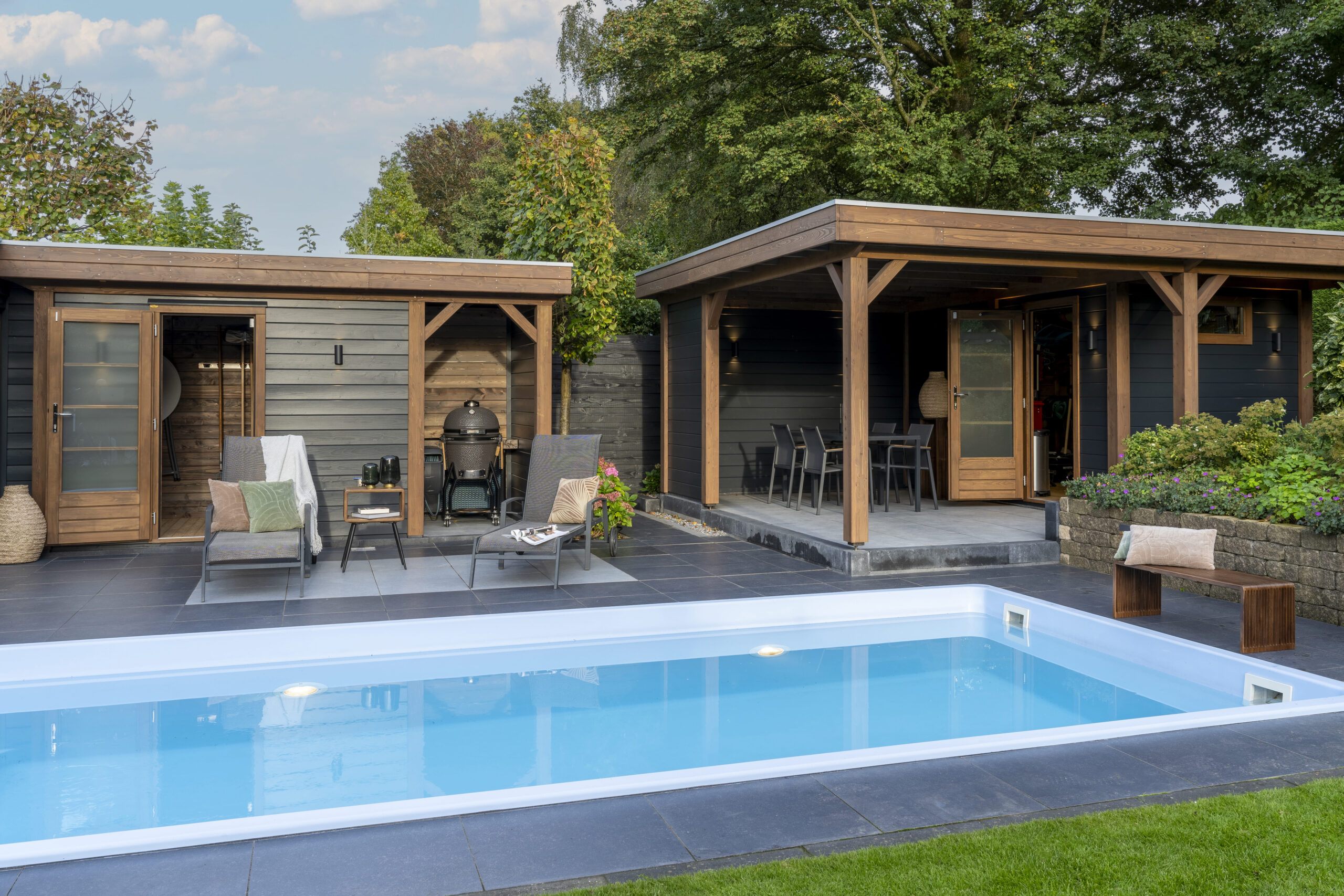Pool Lounge Haus von Lugarde, elegante Glasfront, Pergola, wetterfeste Materialien, dezente Optik, langlebig, komfortabel.