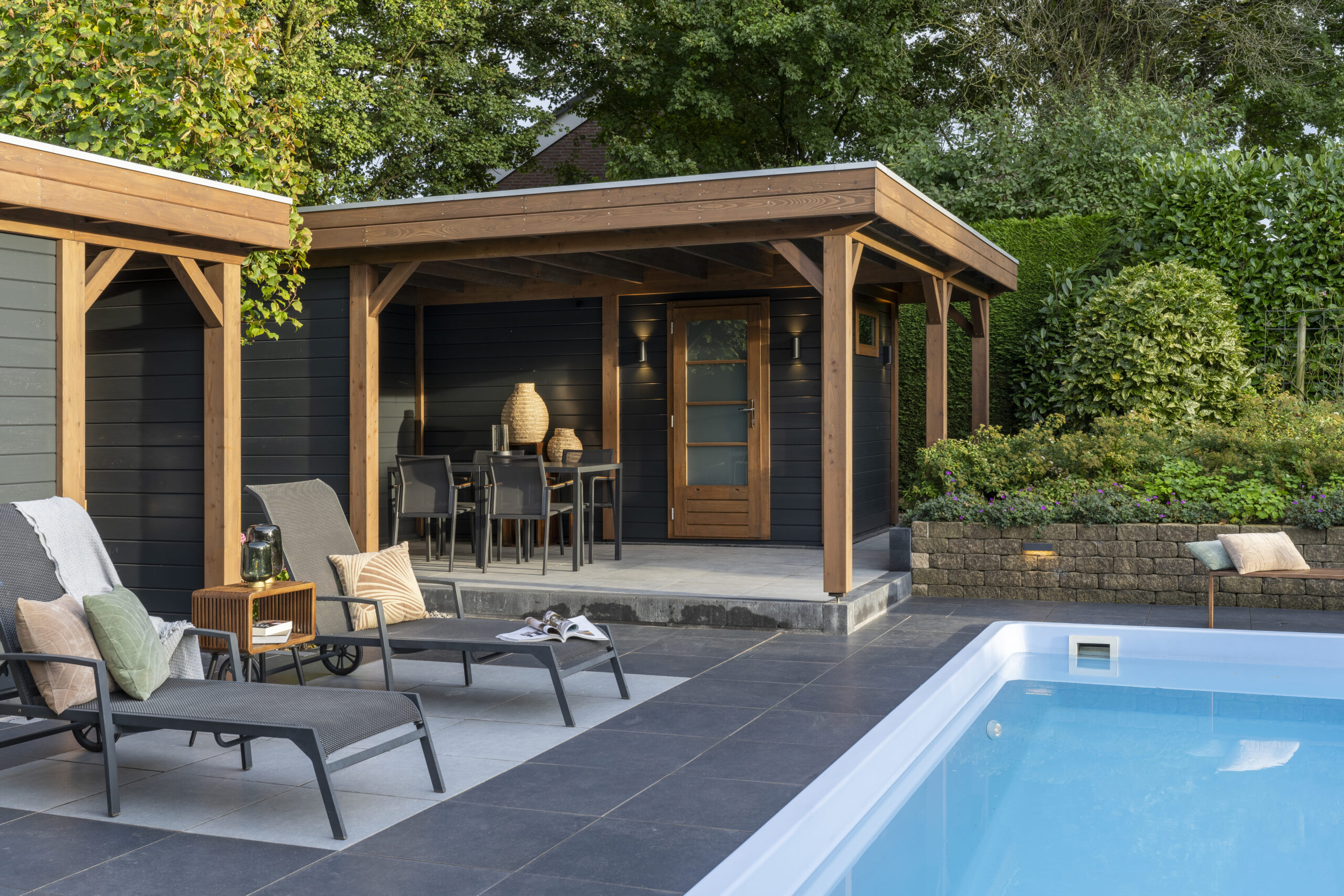 Poolhaus von Lugarde mit Lamellen und Glas, elegante Optik, moderne Lounge, Technikraum, wetterfest, langlebig, edel, klar.