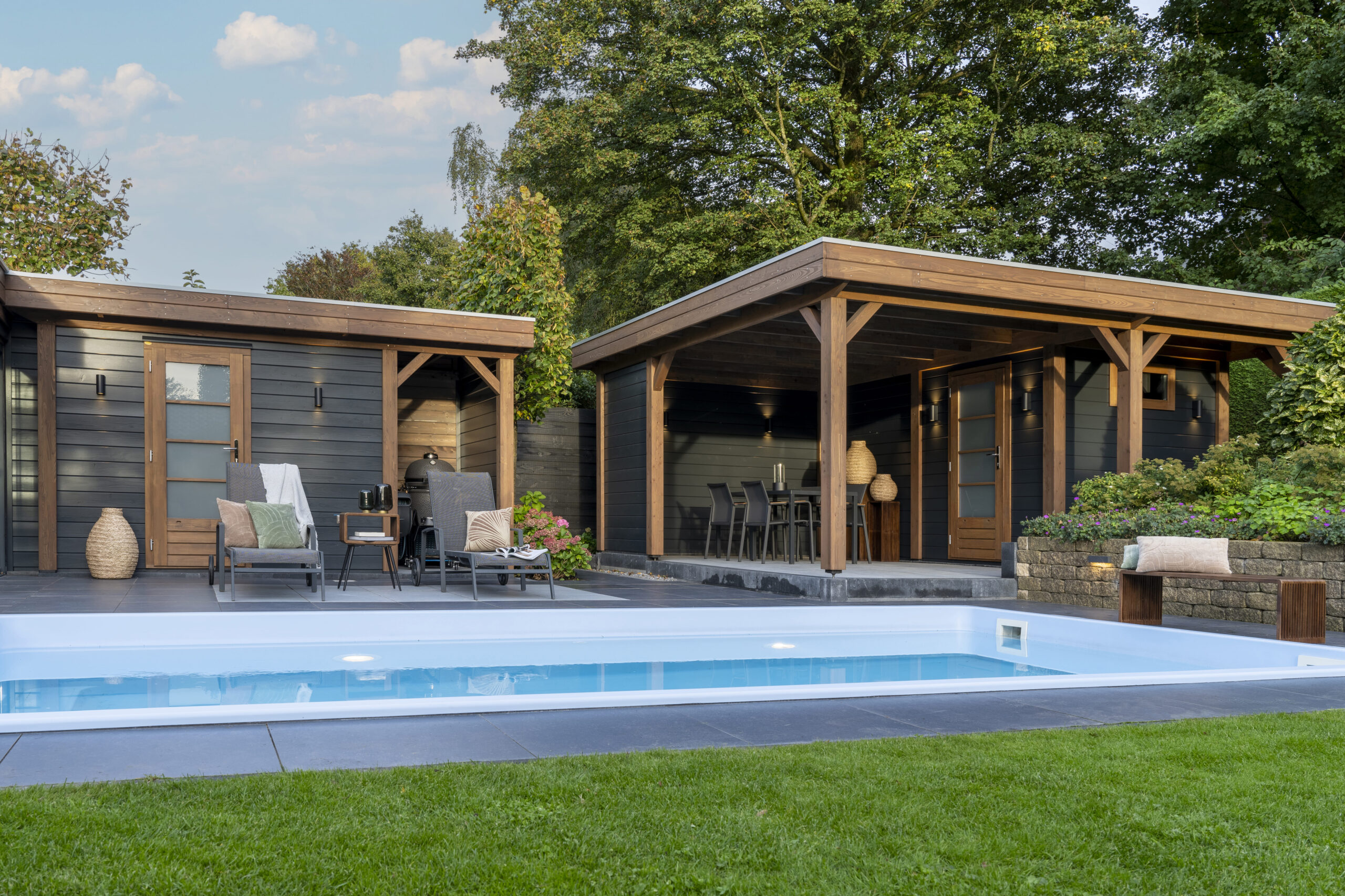 Poolhaus Premium von Lugarde, elegante Glasfront, moderne Linien, Lounge-Ambiente, wetterfest, langlebig, edel, modern.