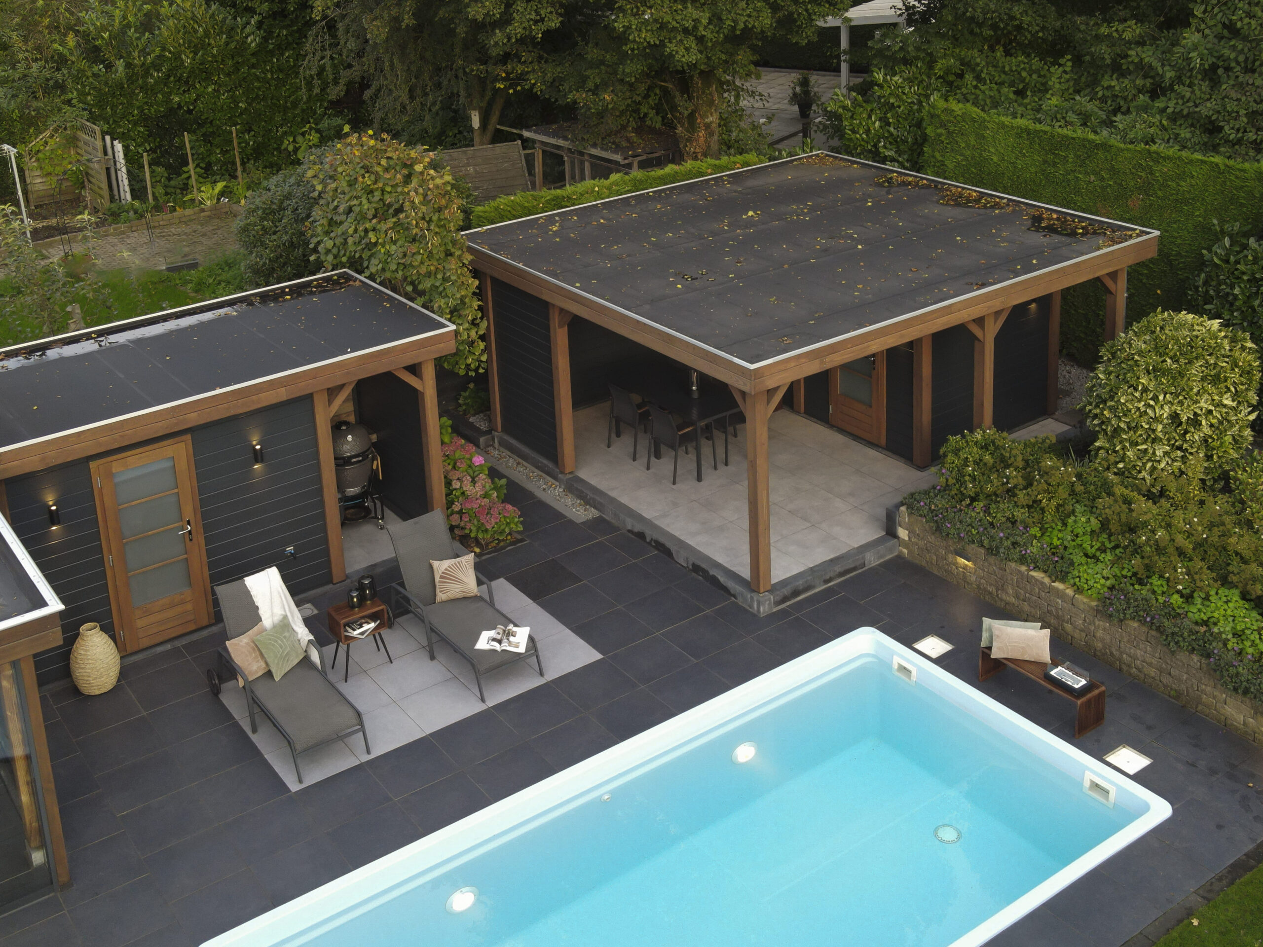 Design-Poolhaus von Lugarde, elegante Glasfront, moderne Linien, Lounge-Bereich, Technikraum integriert, robust, edel.