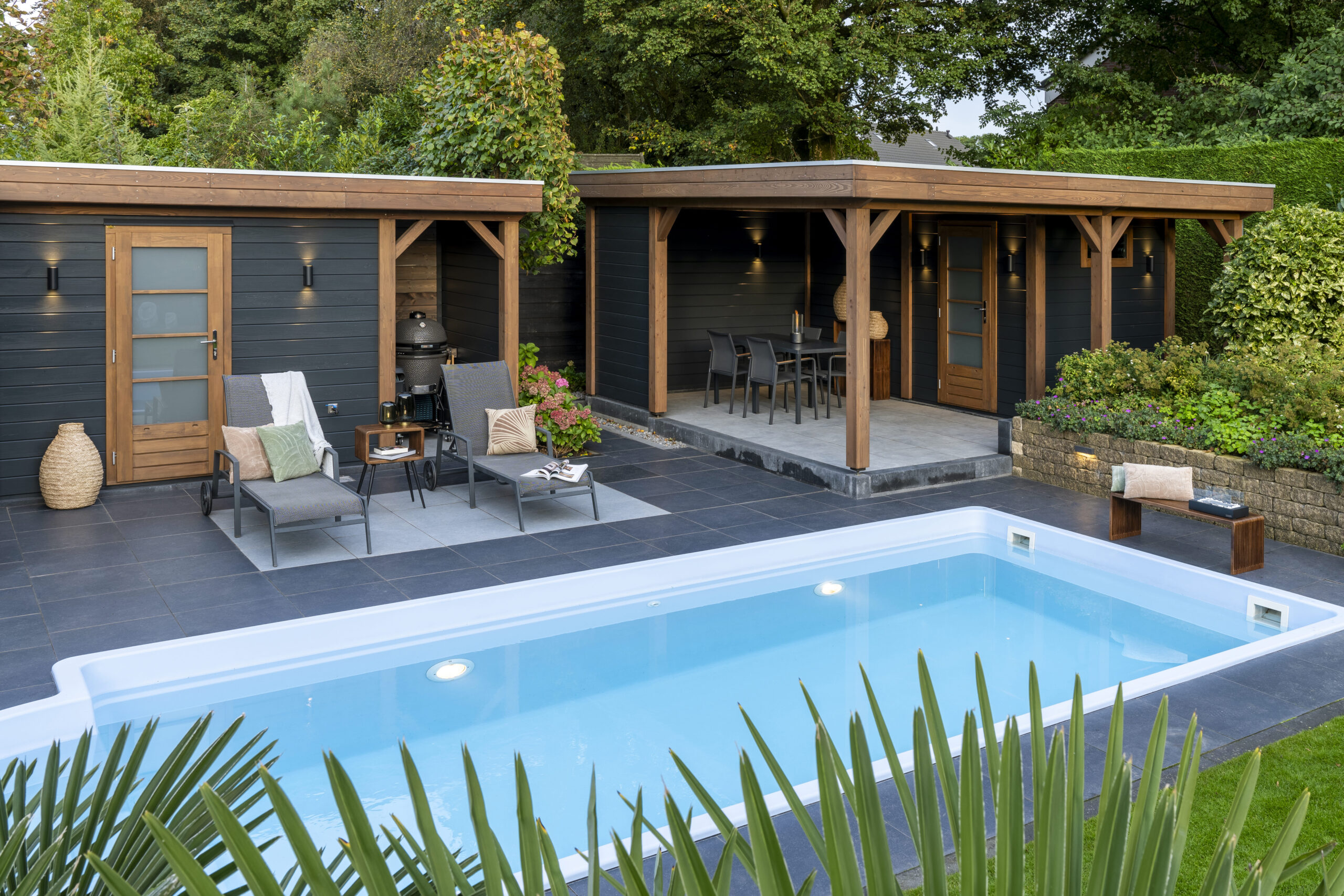 Design Gartenlounge von Lugarde mit Glas-Schiebetüren, Lounge-Möbeln und Beleuchtung, windgeschützt, modern, hochwertig.