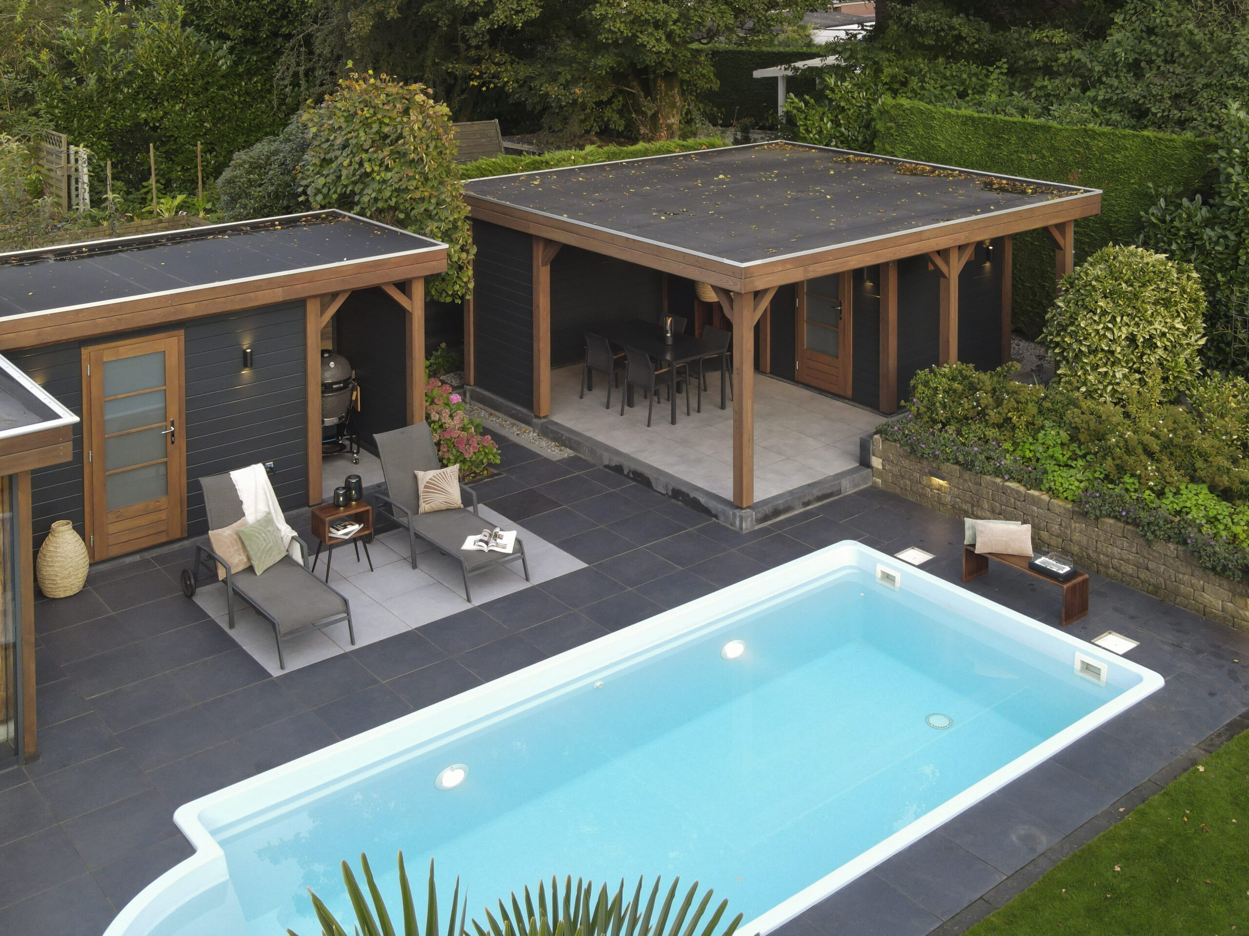 Elegantes Poolhaus von Lugarde mit Glasfront und Schiebetüren, moderne Pool Lounge, Technikraum integriert, wetterfest, edel.
