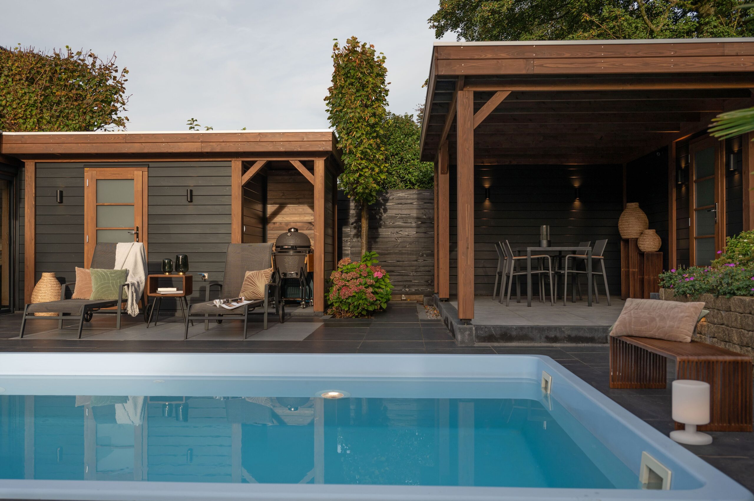 Modernes Garten Loungehaus von Lugarde, ab Werk schwarz geölt, maßgefertigt in Spitzenqualität, passend in jeden Garten.