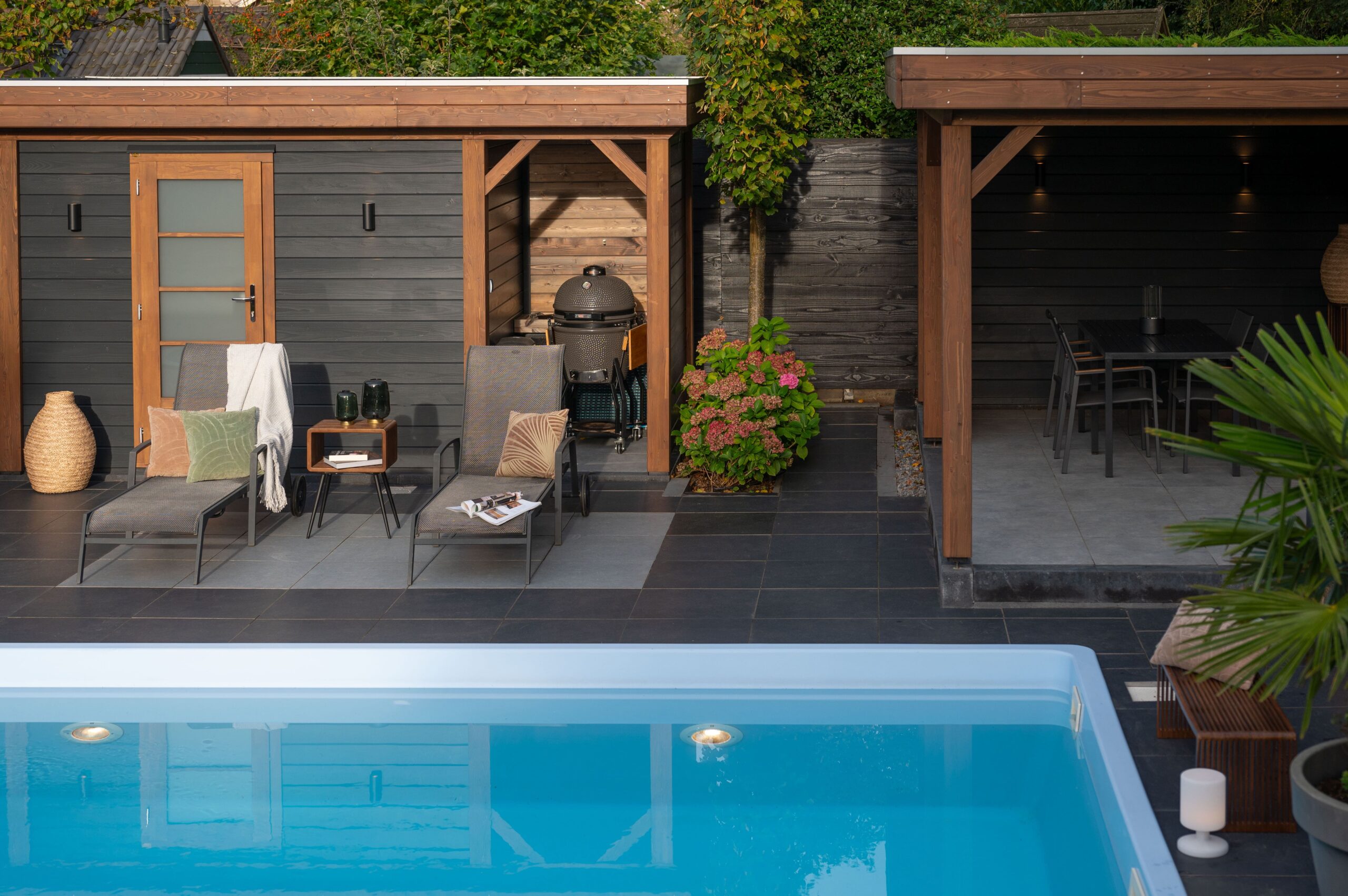 Elegantes Lugarde Poolhaus in Anthrazit, Glasfront, moderne Lounge, Technikraum, wetterfest, klar und minimalistisch, edel.