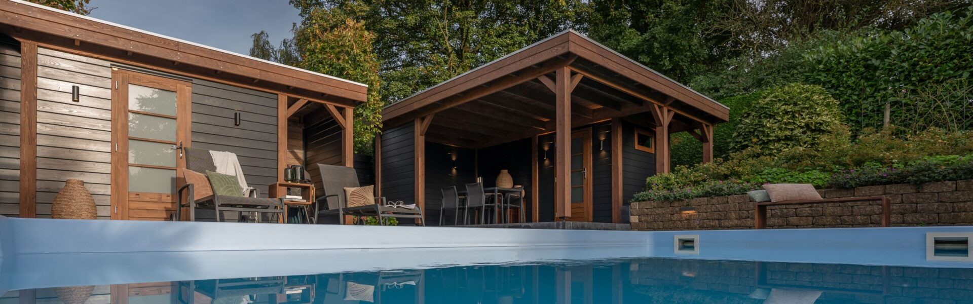 Lugarde Pool Lounge, elegantes Pool-Haus mit Schiebetüren, klare Linien, moderner Stil, Technik verborgen, edel, modern.