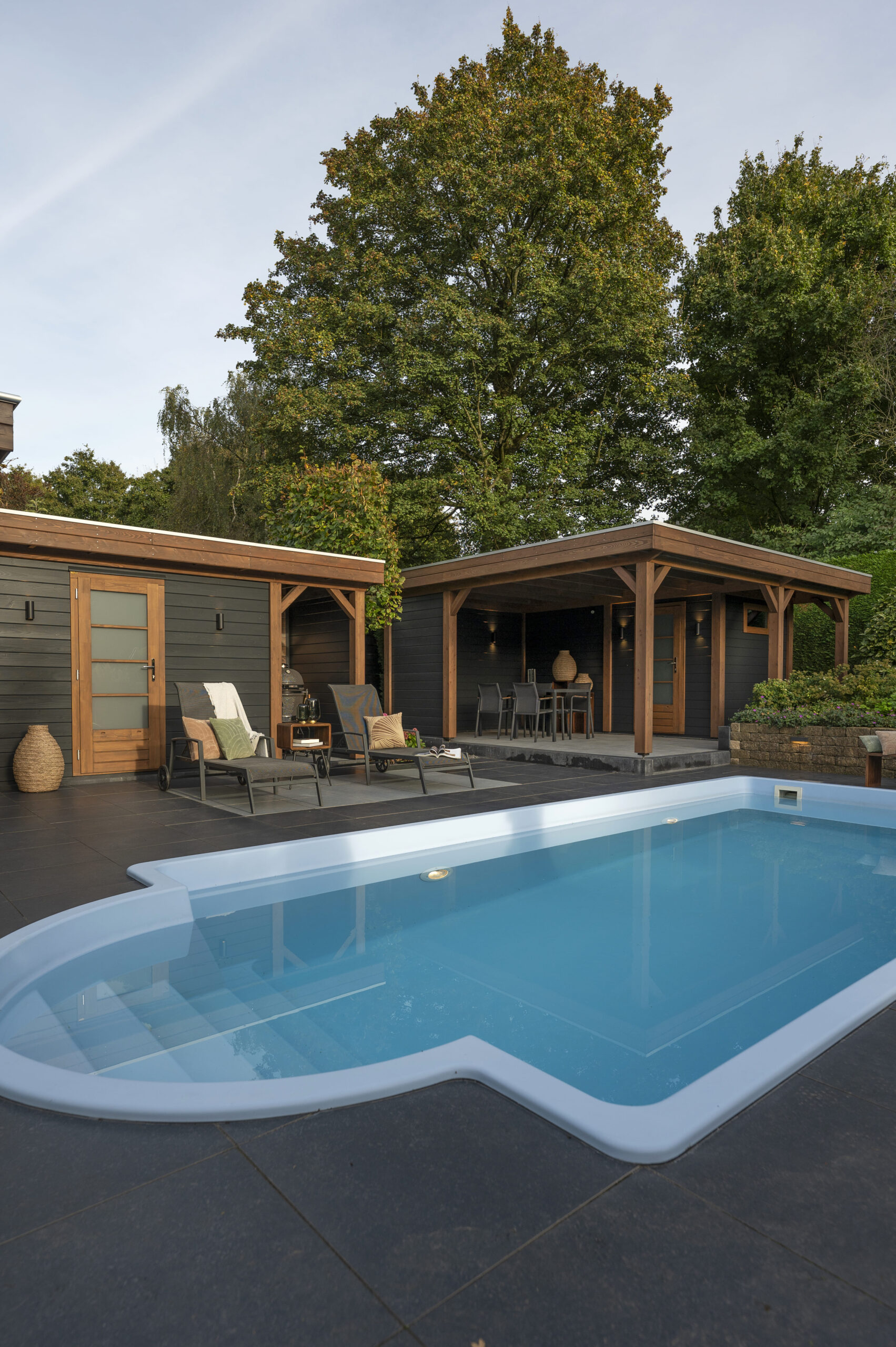 Lugarde Poolhaus, ab Werk braun geölt, maßgefertigt in Spitzenqualität, für jeden Garten geeignet, elegantes Design. Edel.