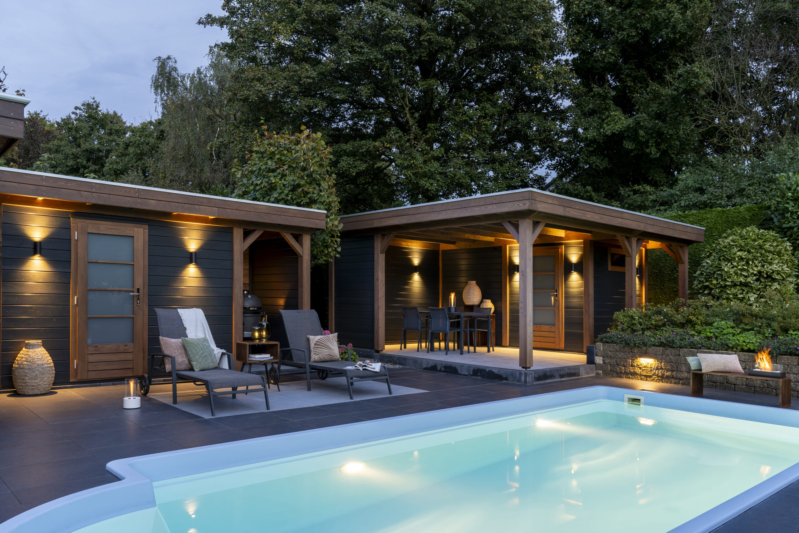 Poolhaus mit Veranda von Lugarde, elegante Glas-Schiebetüren, moderne Lounge, wetterfest, klare Formensprache, edel, modern.