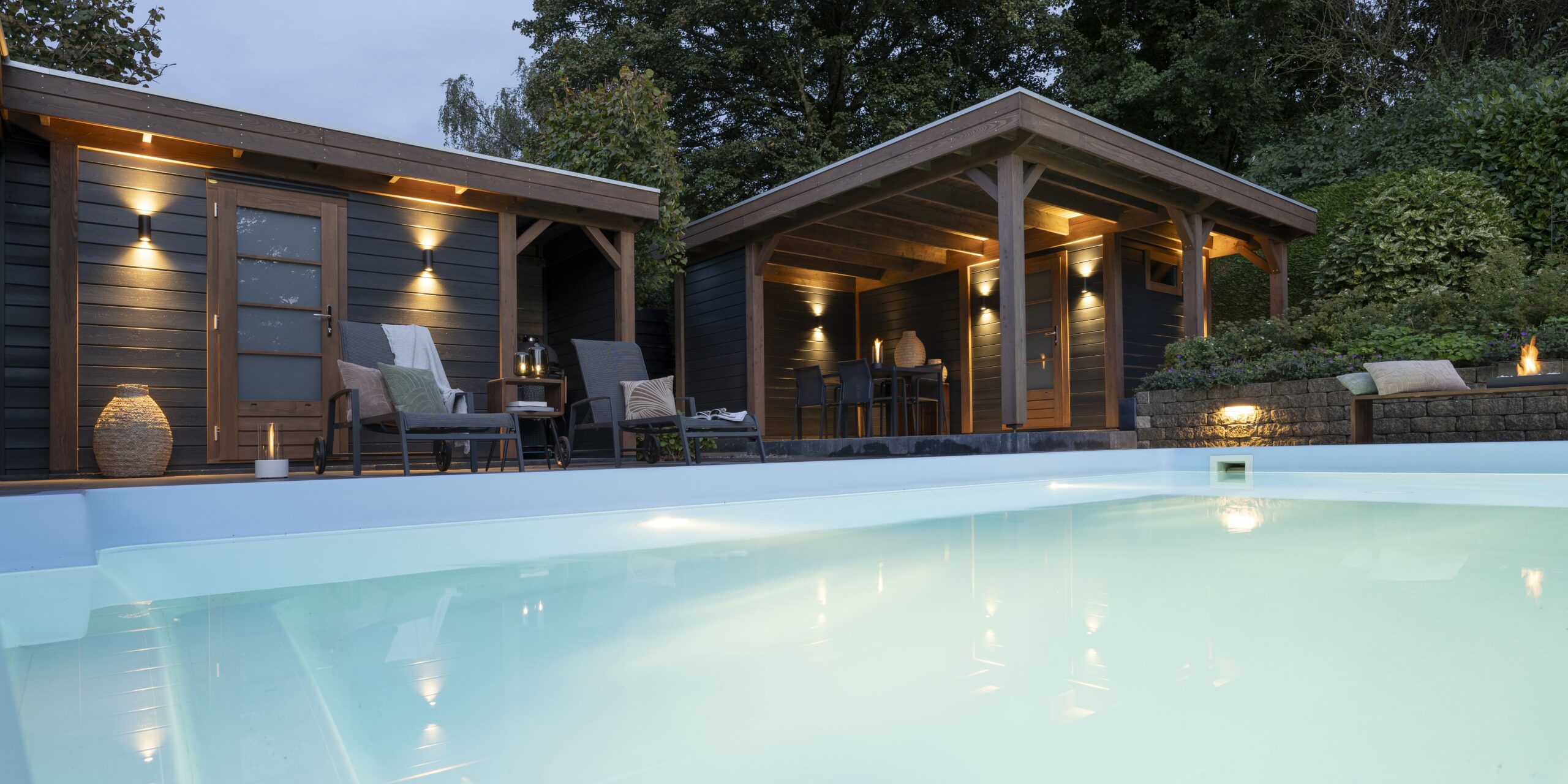 Gartenlounge von Lugarde, ab Werk schwarz geölt, maßgefertigt nach Wunsch in Spitzenqualität, passend für jeden Garten. Edel.