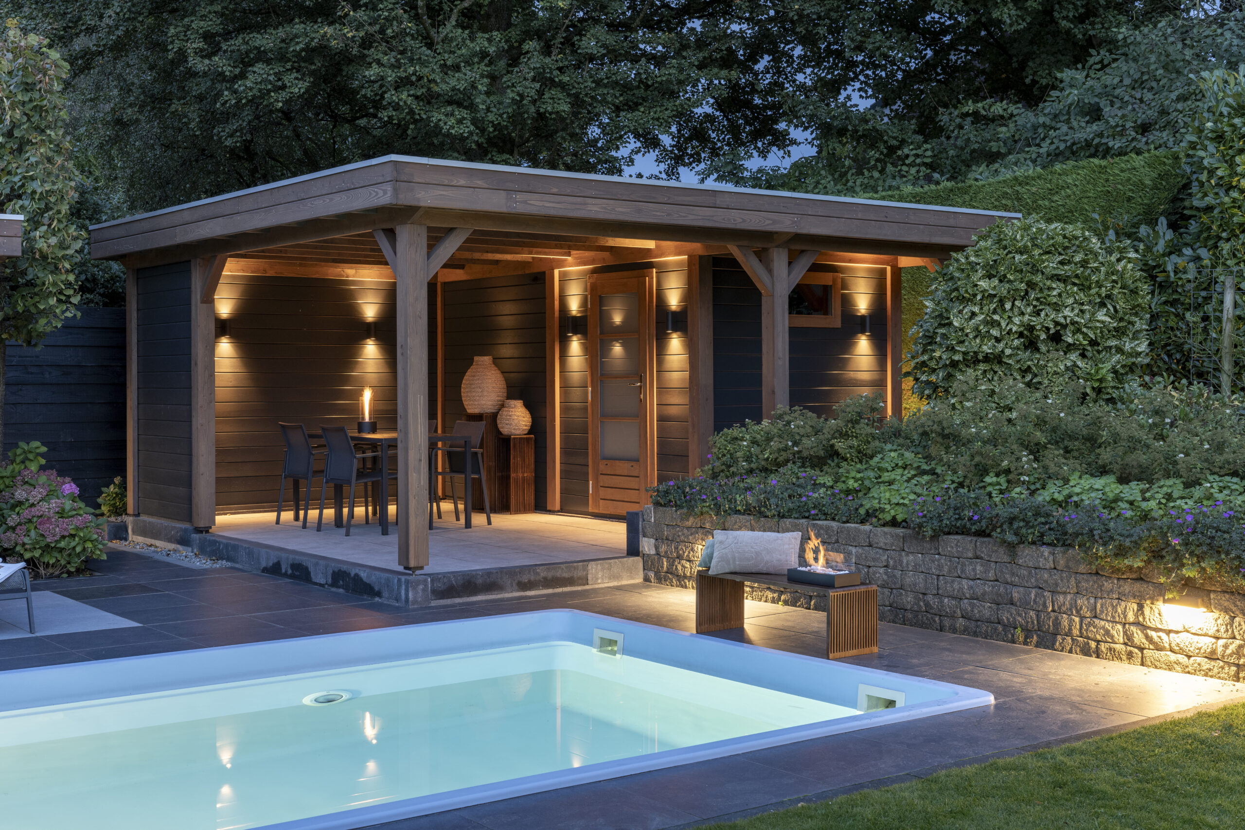 Edles Lounge-Gartenhaus von Lugarde, ab Werk schwarz geölt, maßgefertigt, Spitzenqualität, harmonisch in jedem Garten. Edel.