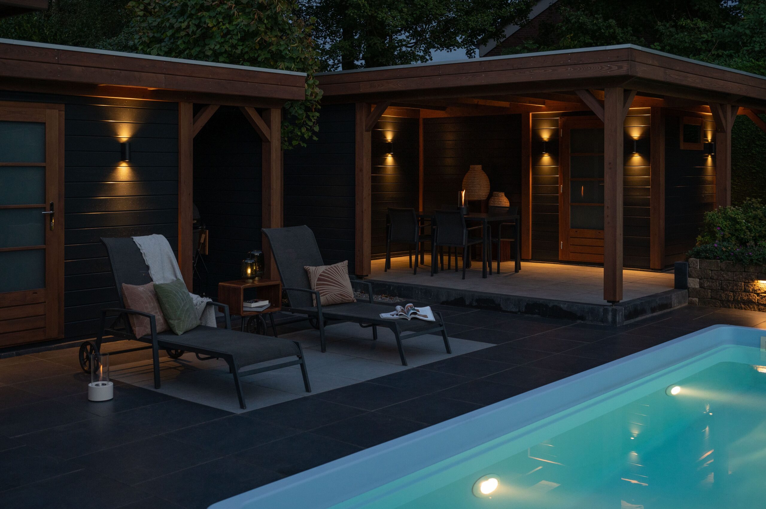 Lugarde Design Poolhaus mit großen Fensterflächen, moderne Optik, Schiebetüren, Pool Lounge, wetterfest und langlebig, edel.