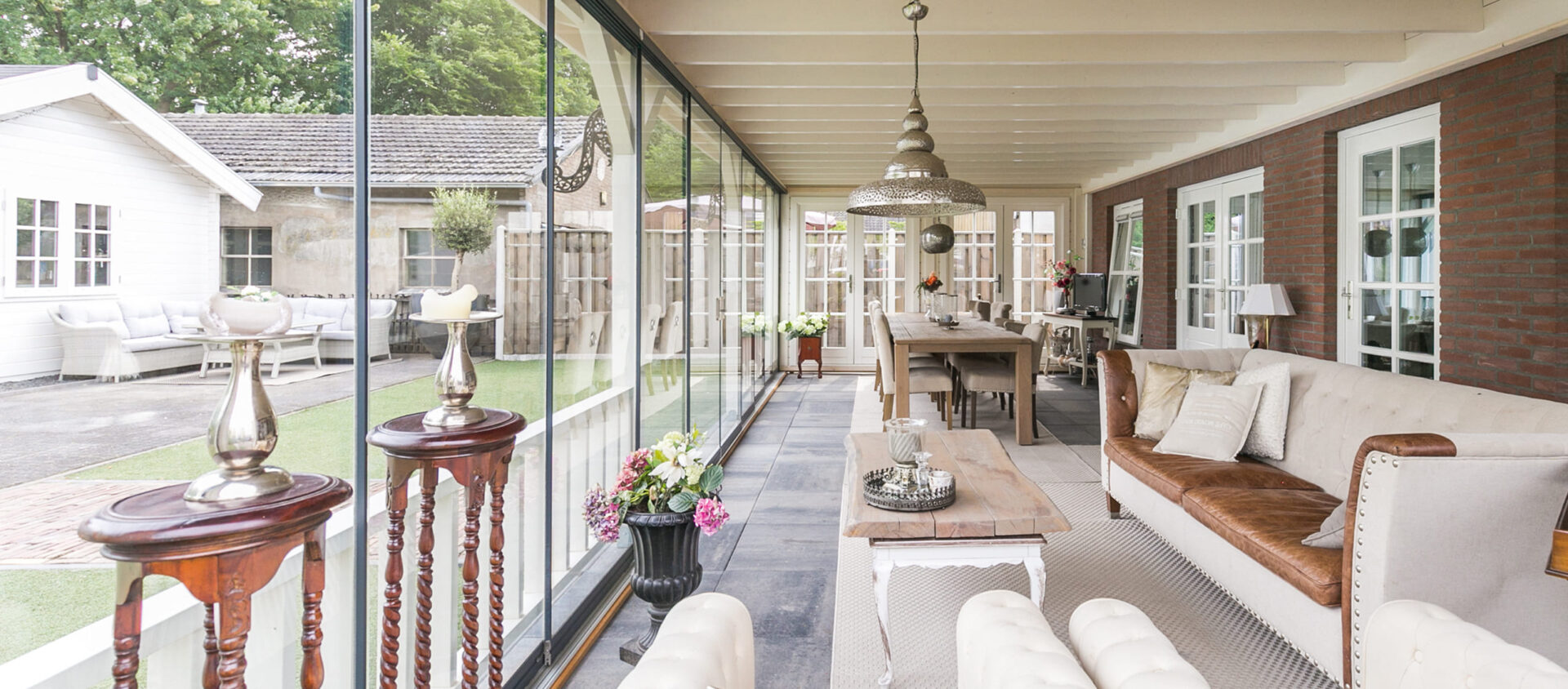 Familien-Wohnzimmer im Gartenhaus, große Fenster, Dämmung möglich, freie Gestaltungsmöglichkeiten, Lounge-Charakter, stilvoll.