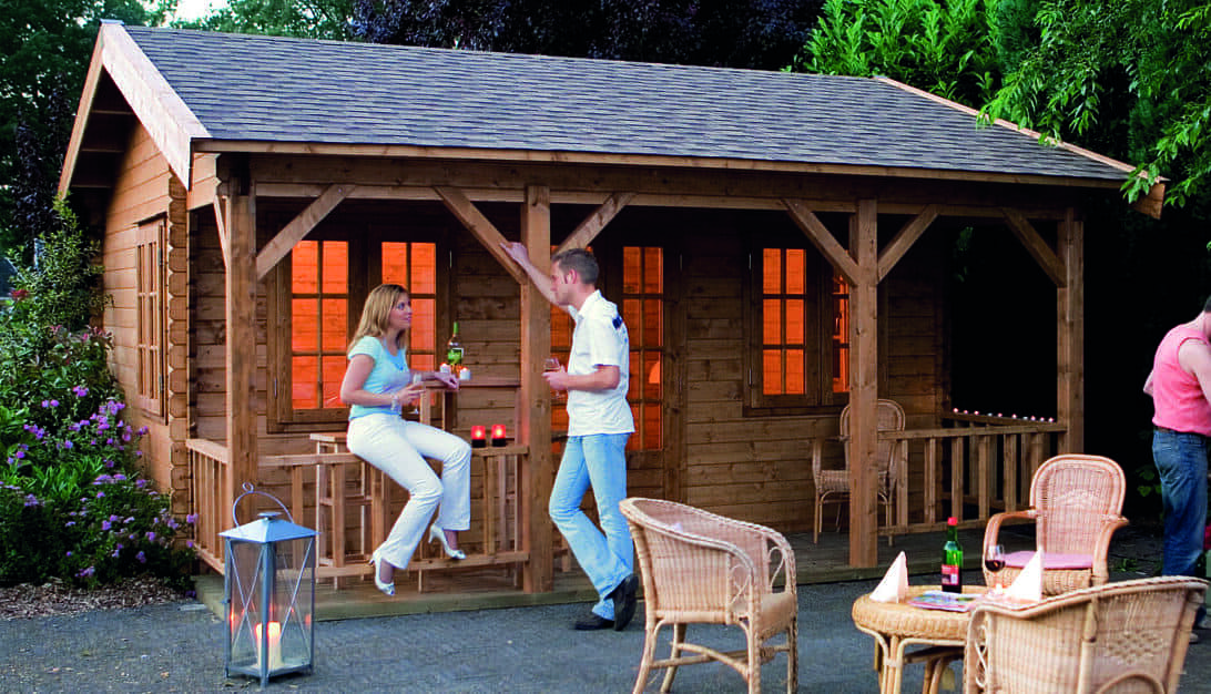 Lugarde Outdoor-Wohnzimmer, viel Glas, wettergeschützt, farblich endbehandelt, maßgefertigte Premium-Qualität, modern.