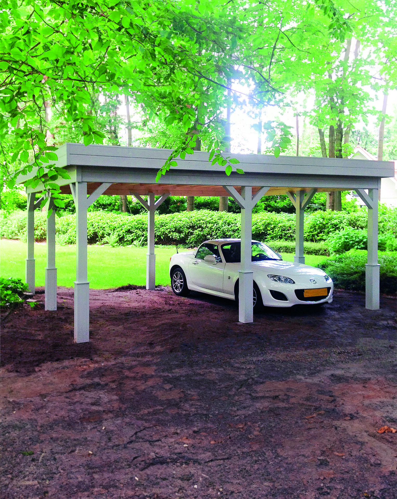 Carport freistehend von Lugarde, Flachdach, klare Formen, Seitenwand, solider Holzbau, wetterfest, zuverlässiger Stellplatz.
