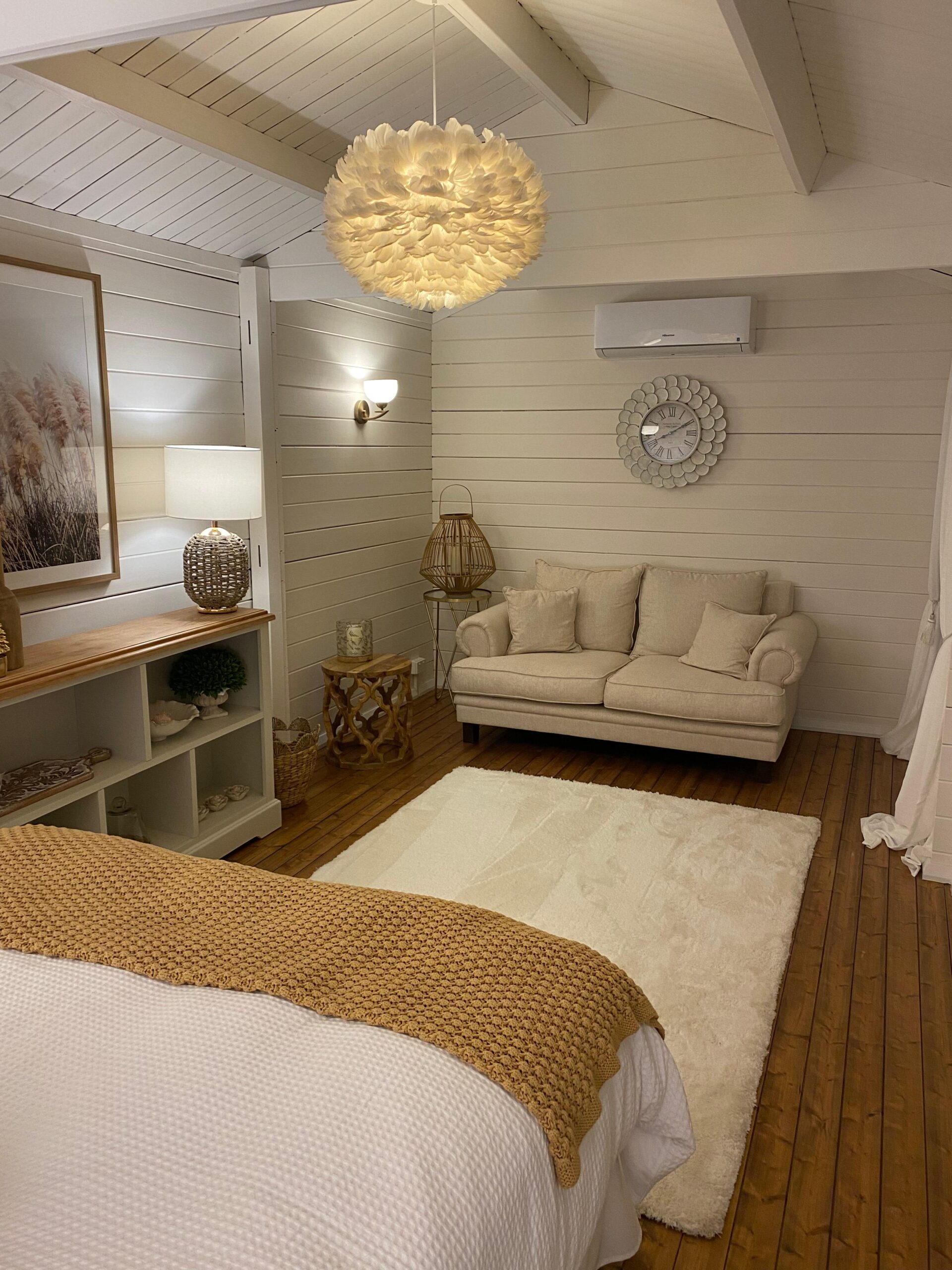 Schlafzimmer im Lugarde Gartenhaus aus Holz und Glas, maßgefertigt, freie Gestaltungsmöglichkeiten, ruhige, behagliche Atmosphäre.
