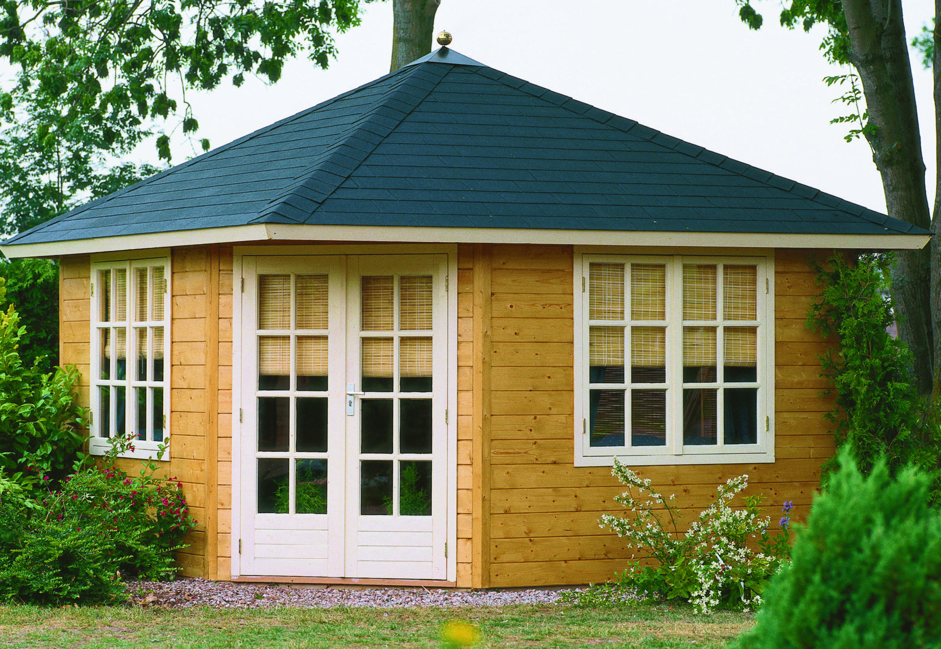 Gartenhaus mit Pyramidendach, farblich endbehandelt, hochwertigen Doppel- und Einzeltüren in Tischlerqualität, modern, neu.
