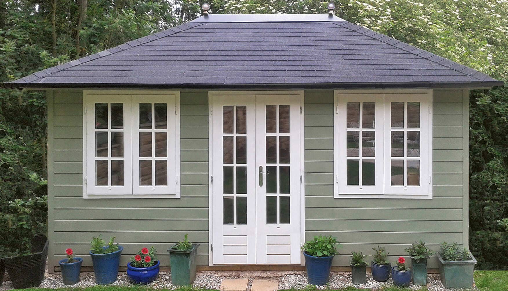 Octagon-Teehaus von Lugarde, Fenster ringsum, endbehandelt, maßgefertigt, entspannte Tee-Lounge im Garten, modern, edel.