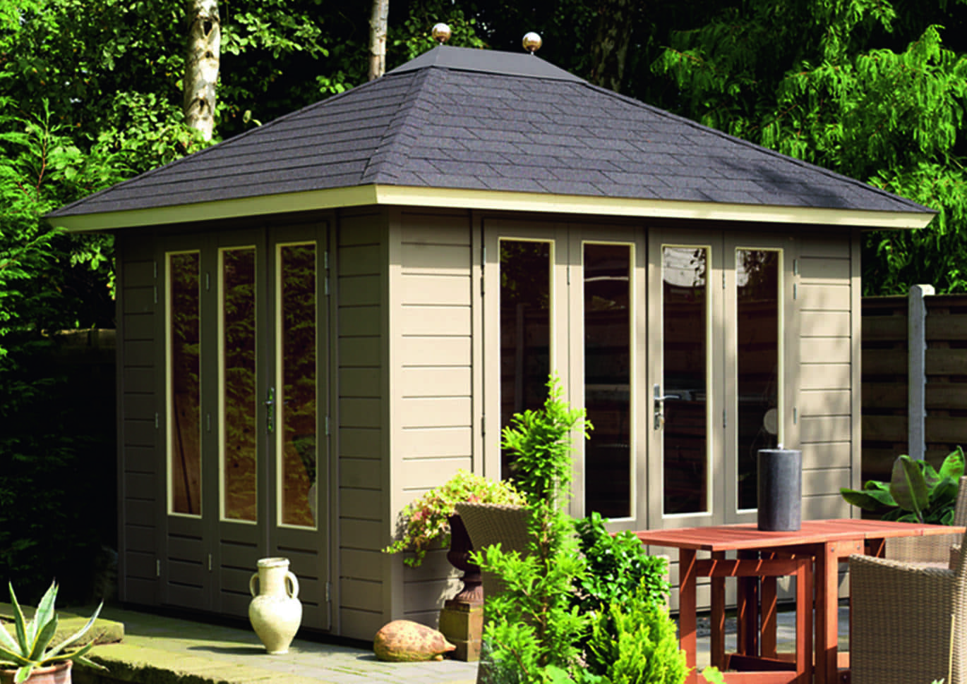 Japanisch inspiriertes Teehaus von Lugarde, Glas-Holz-Mix, farblich endbehandelt, maßgefertigt, Teezeremonie im Garten.
