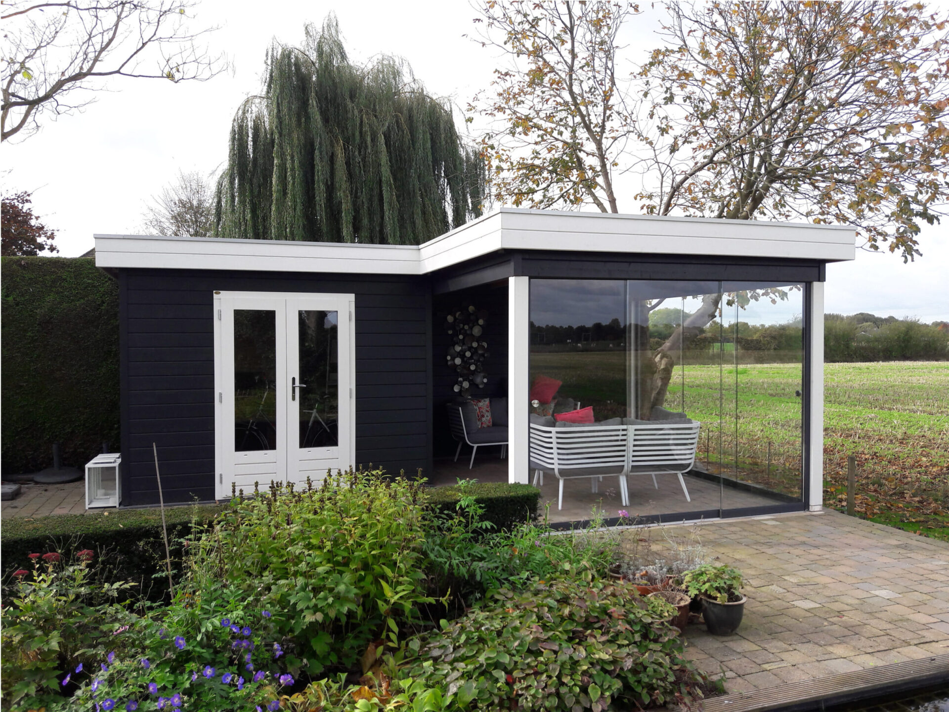 Minimalistisches Flachdachhaus als Lounge, viel Tageslicht; Dämmung möglich, passt in jeden Garten, vielseitig nutzbar.