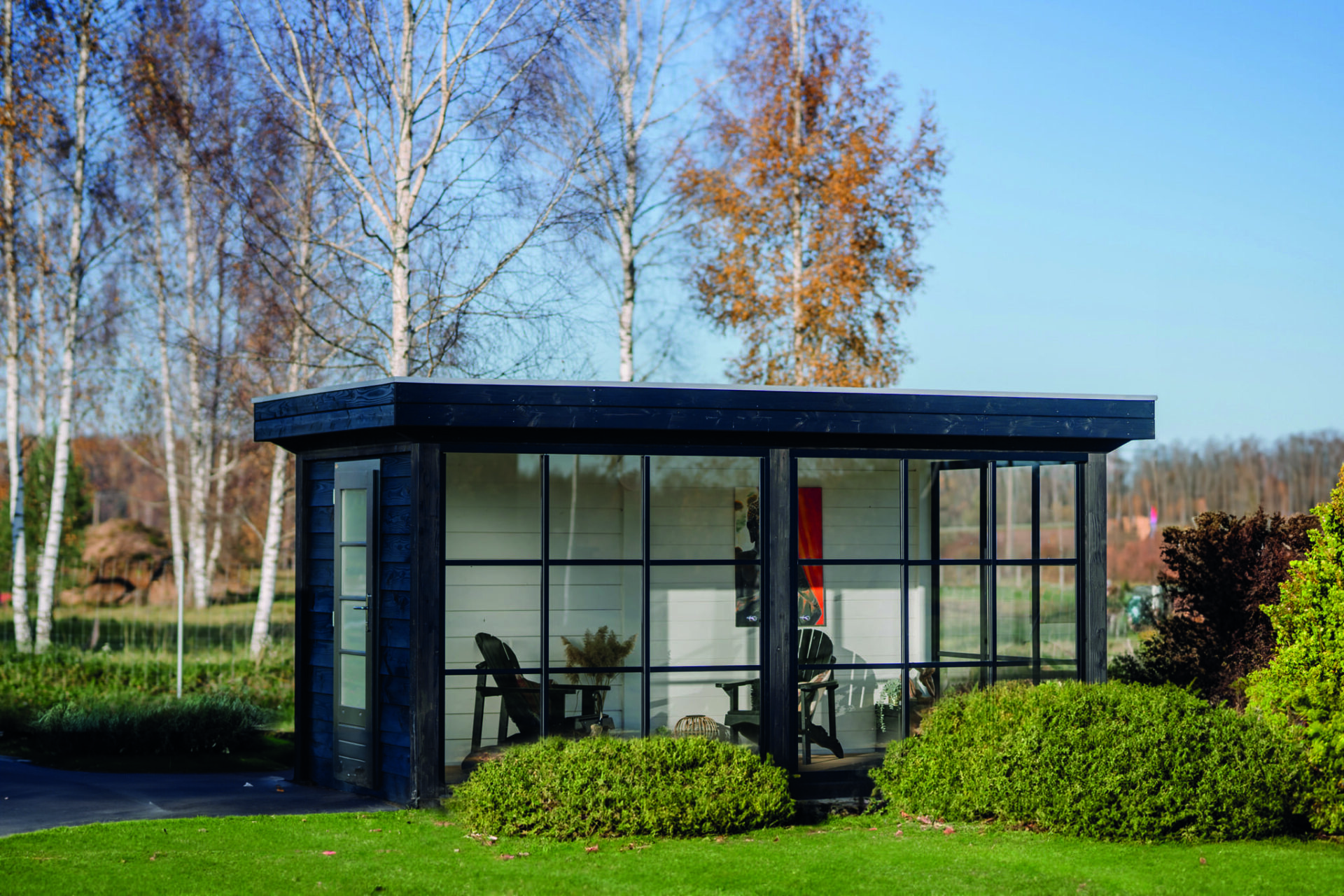 Flachdach-Gartenhaus als Lounge, lichtdurchflutet und dämmbar; viele Gestaltungsmöglichkeiten, passend für jeden Garten.