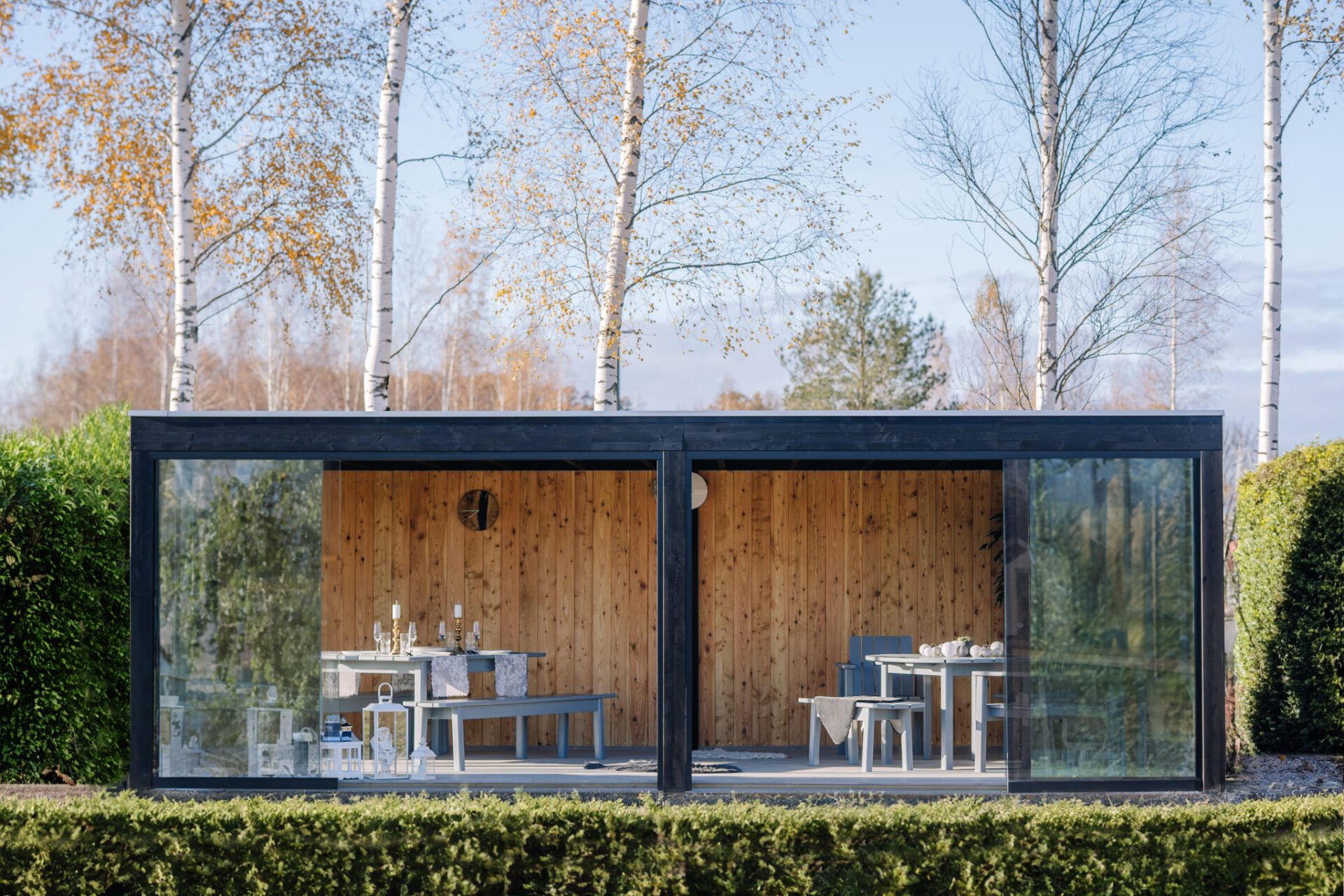 Gartenstudio Home-Office von Lugarde, Glasfront, lichtdurchflutet, Schiebetüren, akustisch ruhig, effizientes Arbeiten, edel.