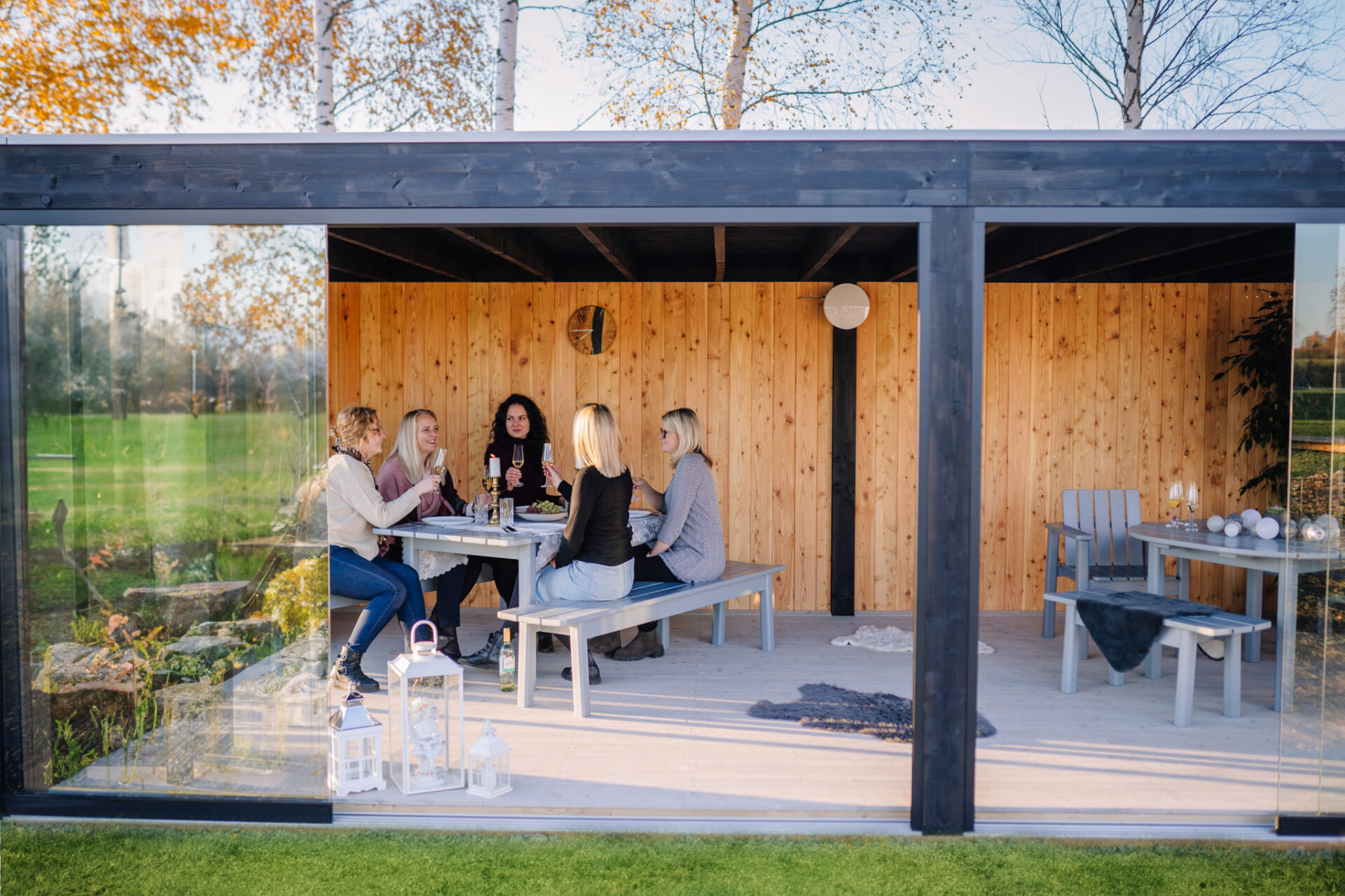 Garten-Loungewohnzimmer von Lugarde, Glas-Schiebetüren, endbehandelt, nach Maß, komfortabel, witterungsgeschützt, edel.