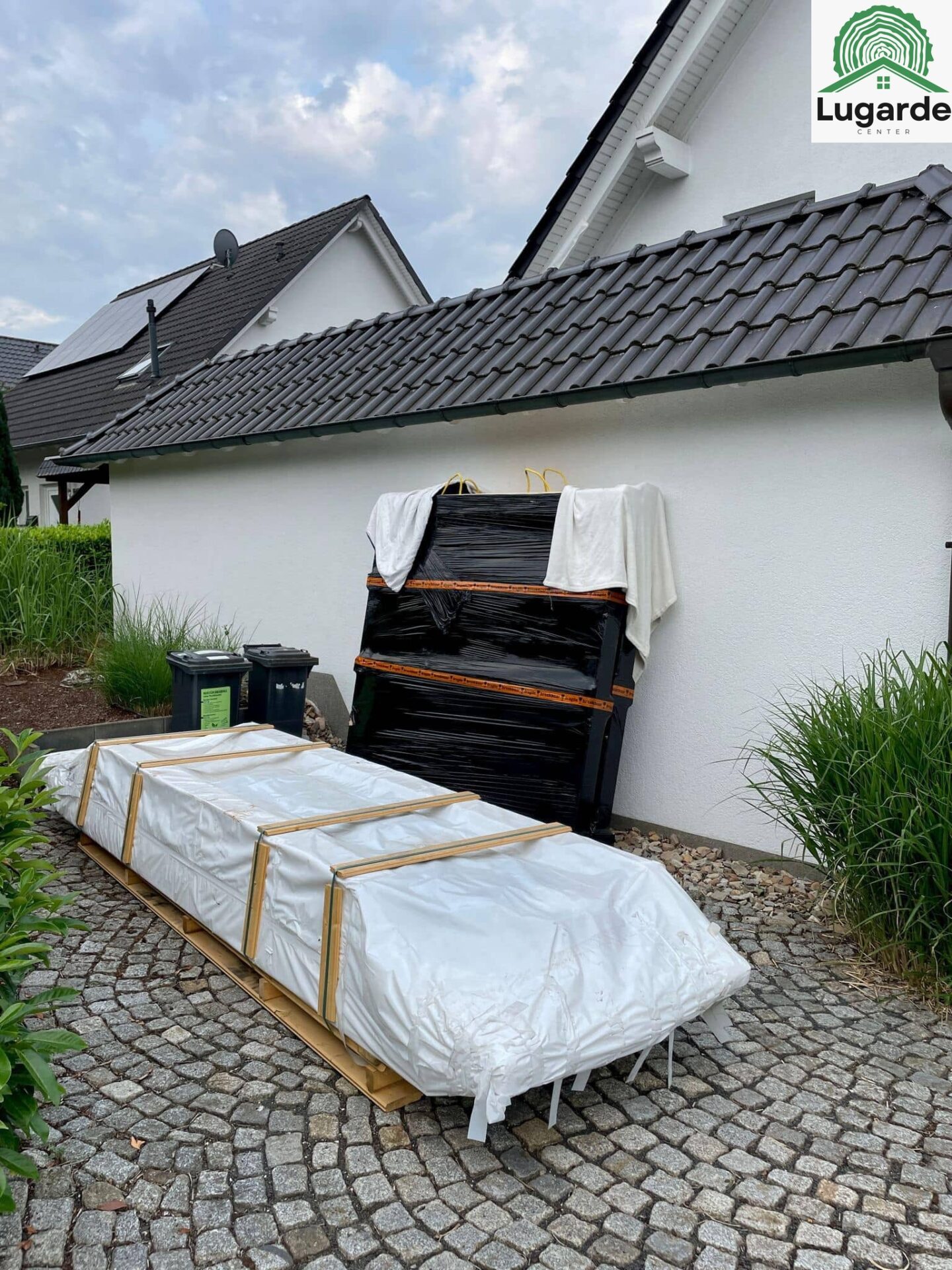 Lugarde Anlieferung per LKW und Kran: Bauteile sicher gehoben und passgenau abgesetzt, schnelle Montage direkt am Garten.