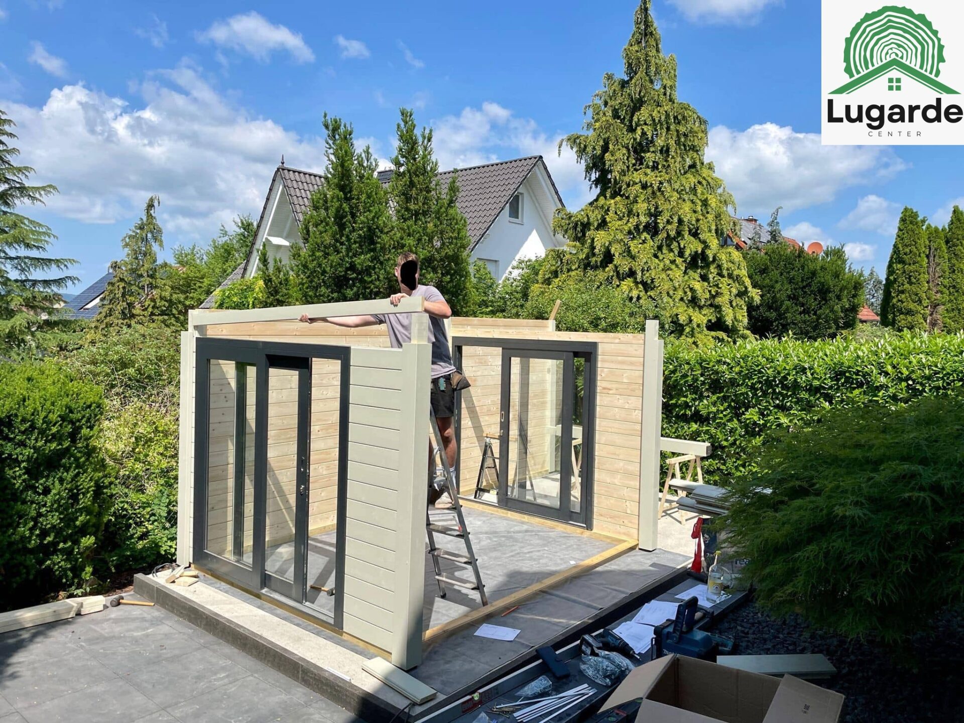 Lugarde Pro System, Eckansicht: große Glasfront, breiter Dachüberstand mit Lounge-Sitzecke; Outdoor-Bereich zum Grillen.