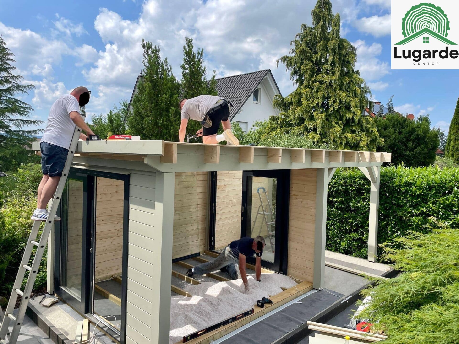 Terrassenperspektive: Lugarde Pro System, große Glasfront, langer Dachüberstand, Sitzecke und Outdoor-Grillplatz.