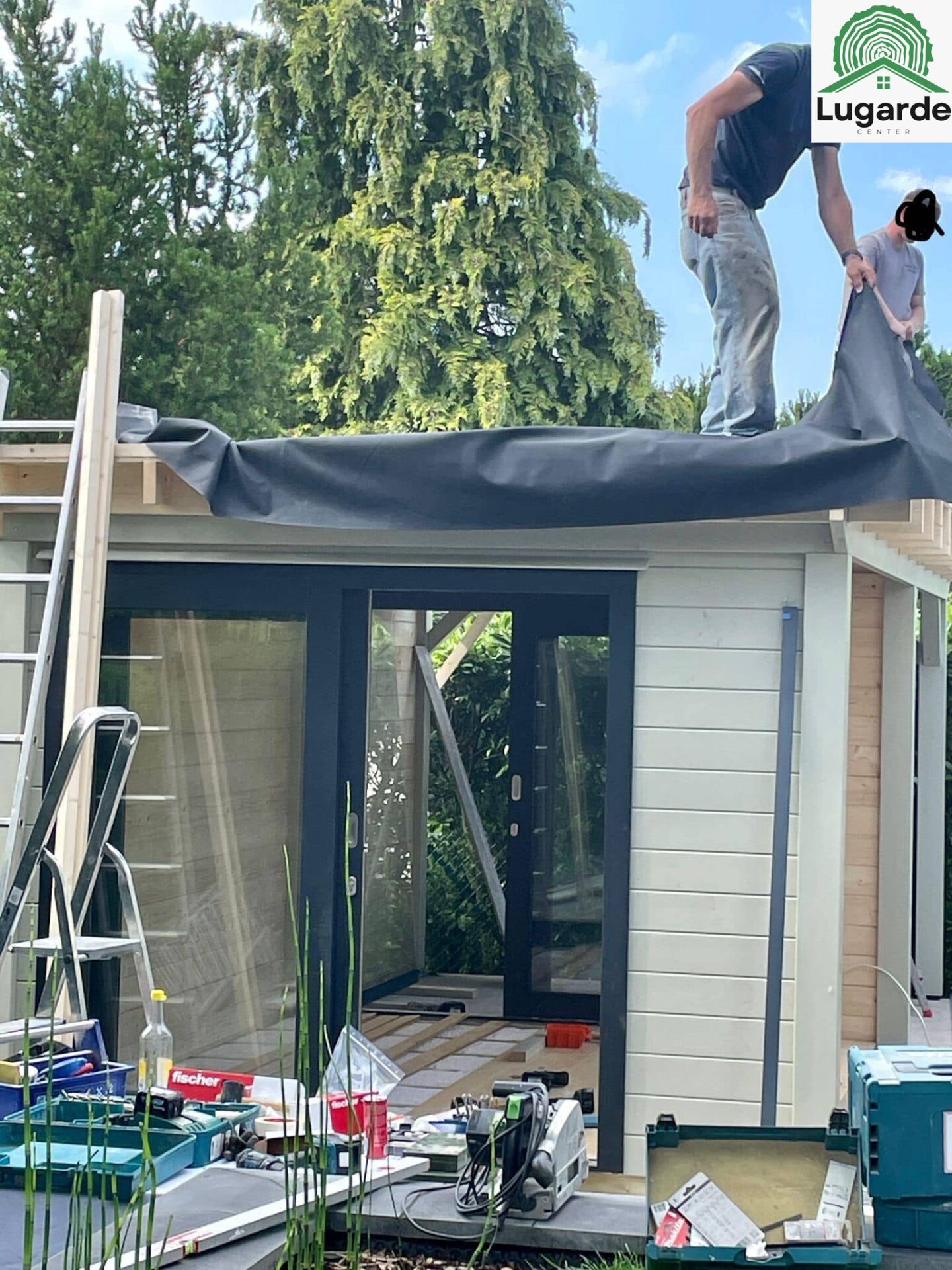 Detail Glas/Profil: Pro System in Kieselgrau, breite Glasfront; Dachüberstand schafft schattige Sitzecke, Grillbereich.